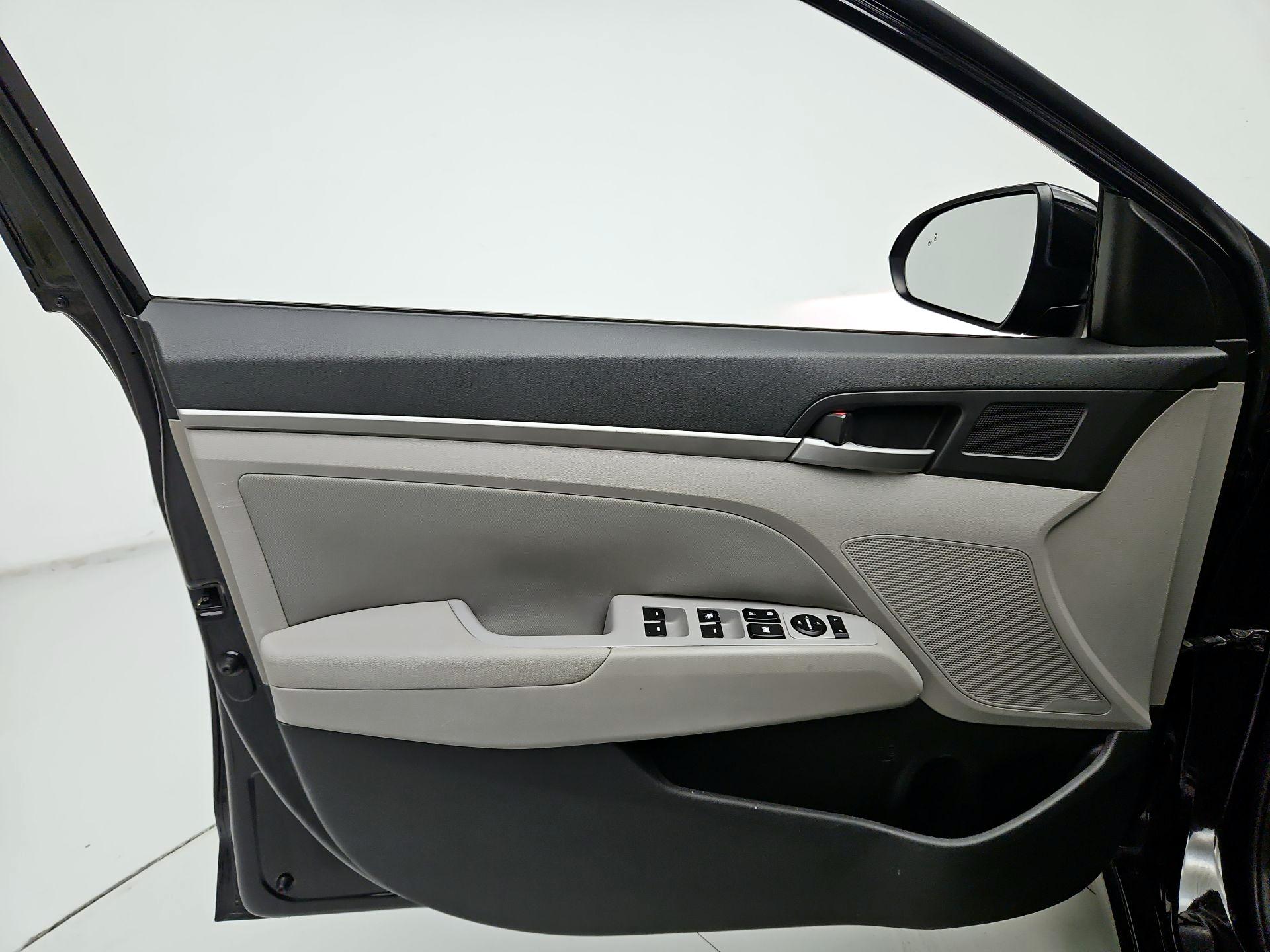 Thumbnail: 2018 Hyundai Elantra - 12