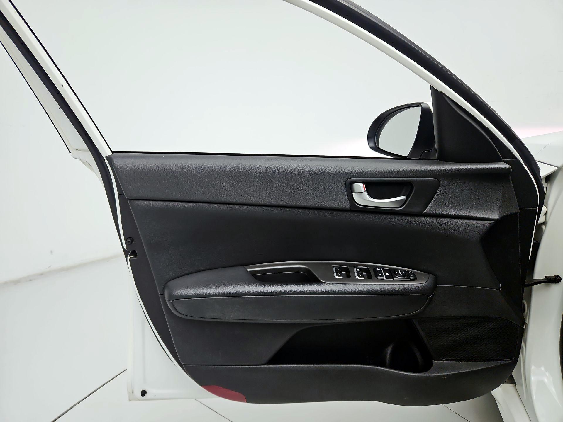 Thumbnail: 2016 Kia Optima - 12