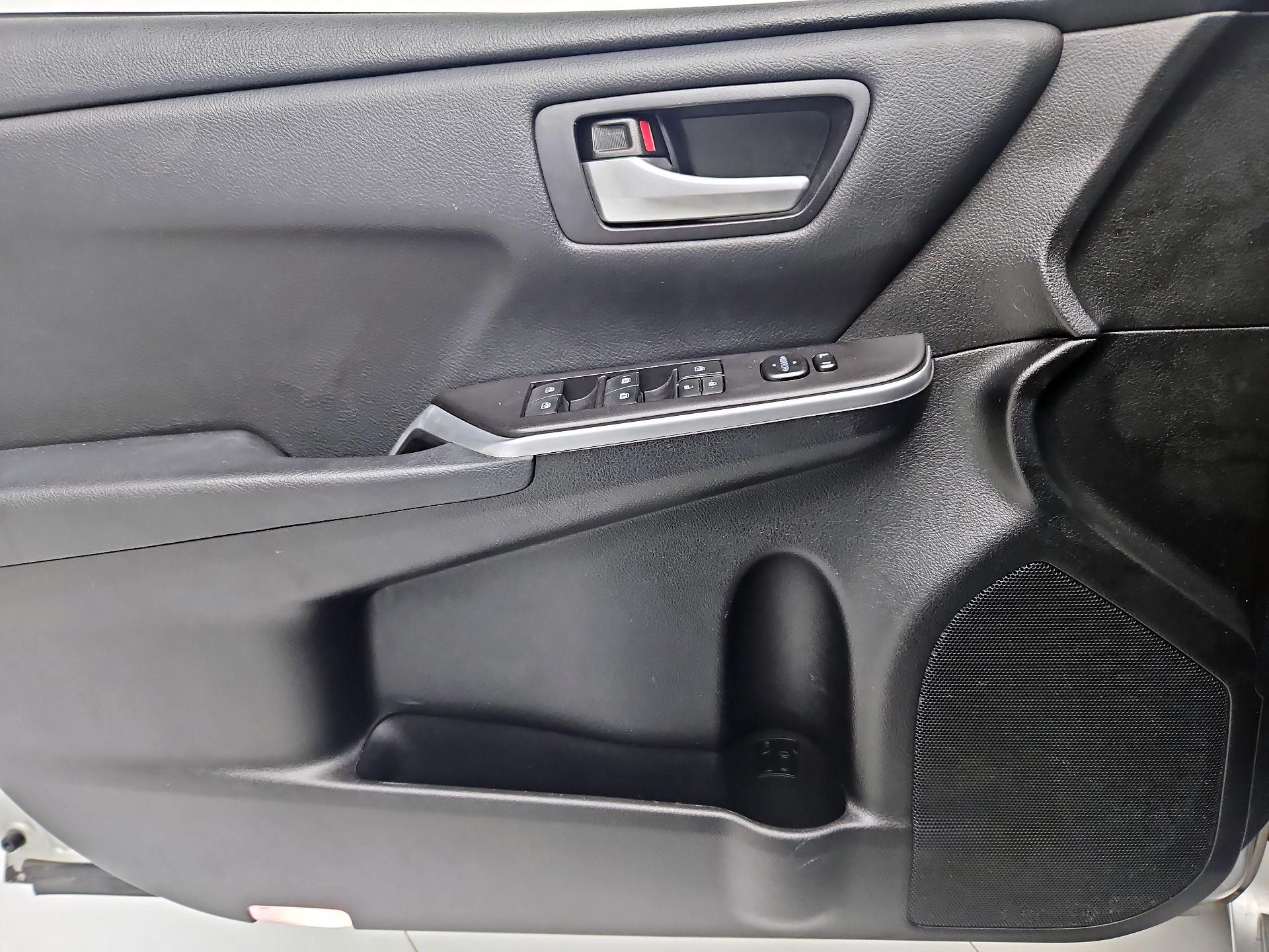 Thumbnail: 2016 Toyota Camry - 12