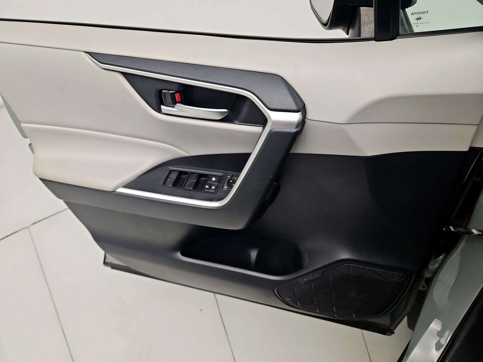 Thumbnail: 2019 Toyota RAV4 - 12