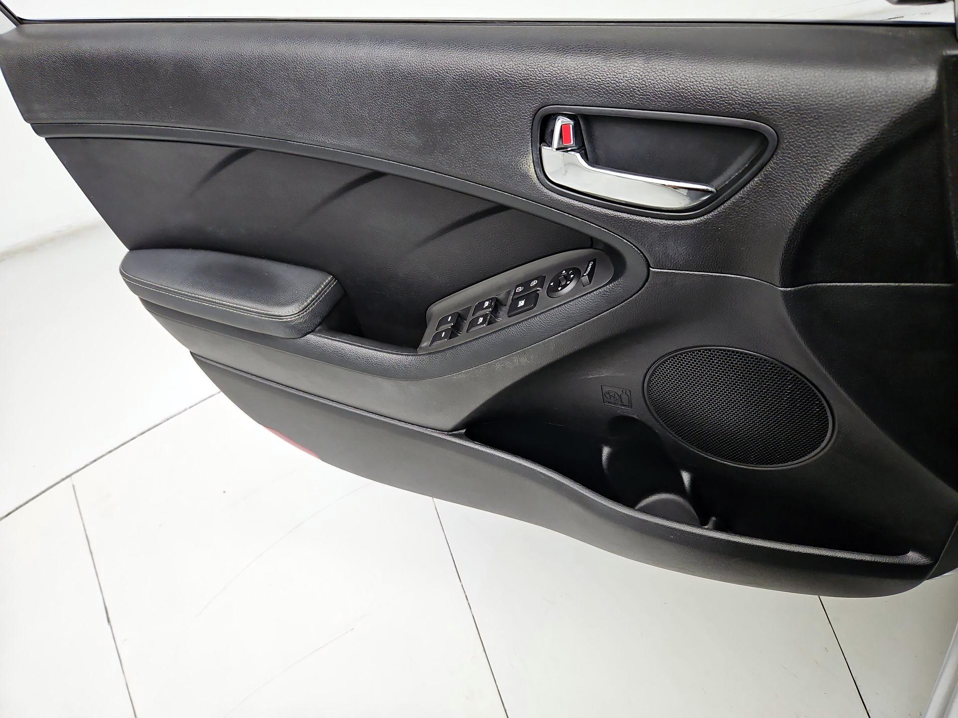 Thumbnail: 2017 Kia Forte - 12