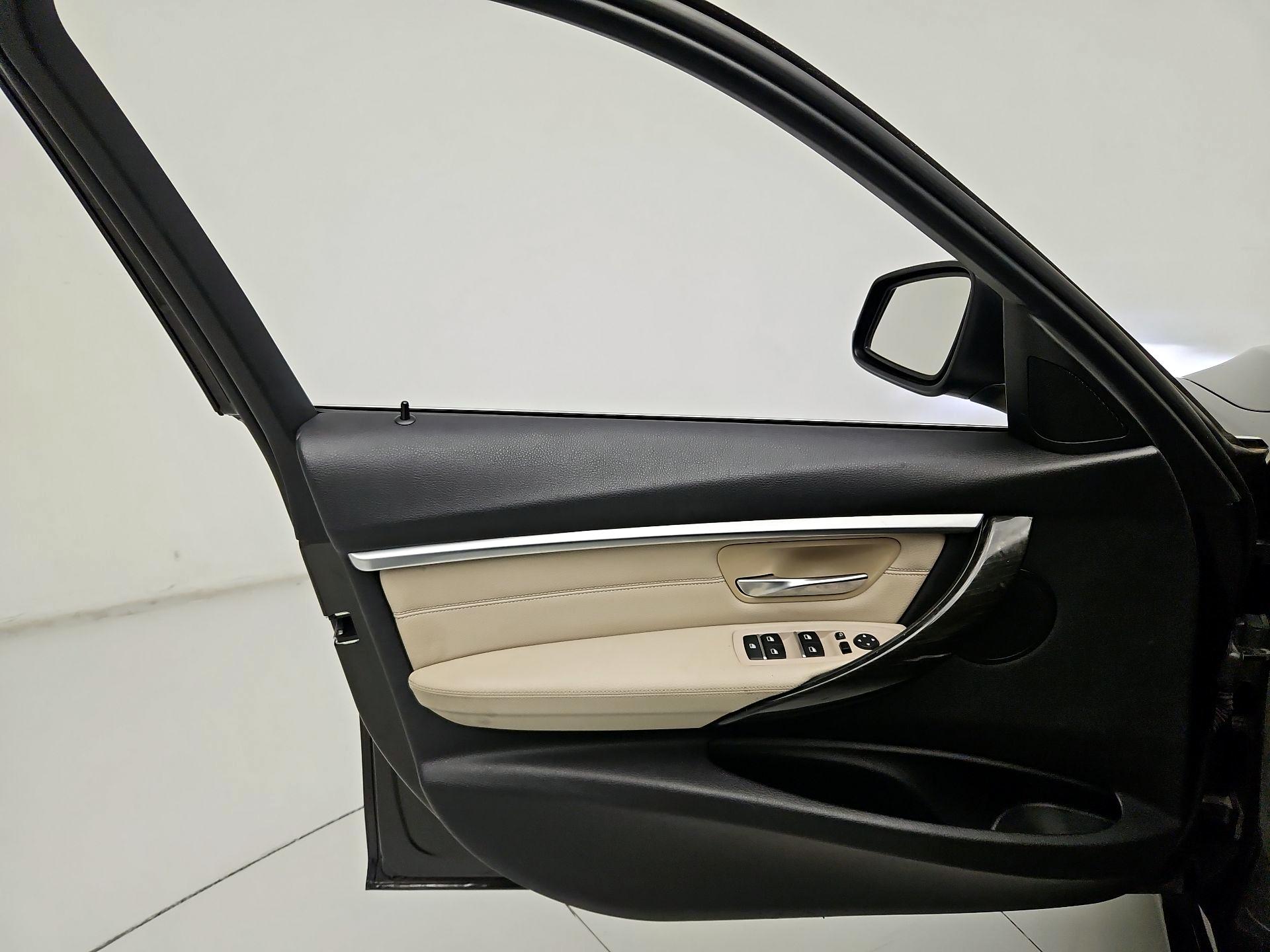 Thumbnail: 2016 BMW 3 Series - 12