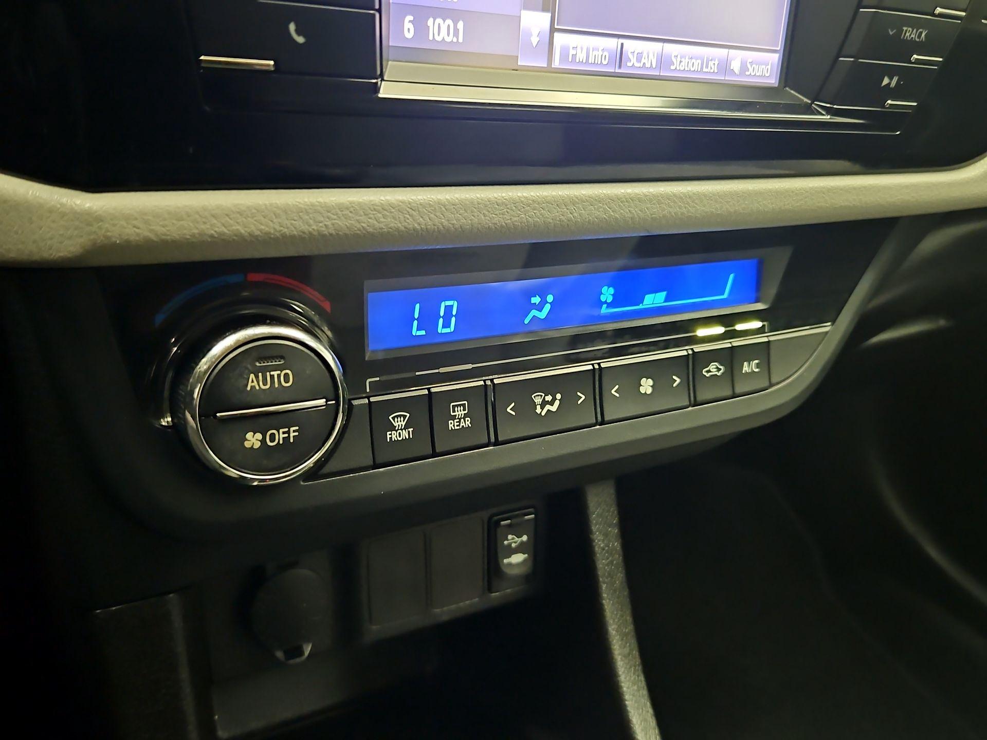 Thumbnail: 2014 Toyota Corolla - 16