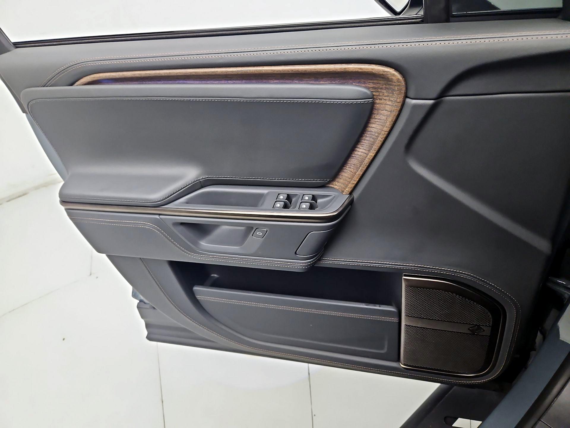 Thumbnail: 2025 Rivian R1S - 12
