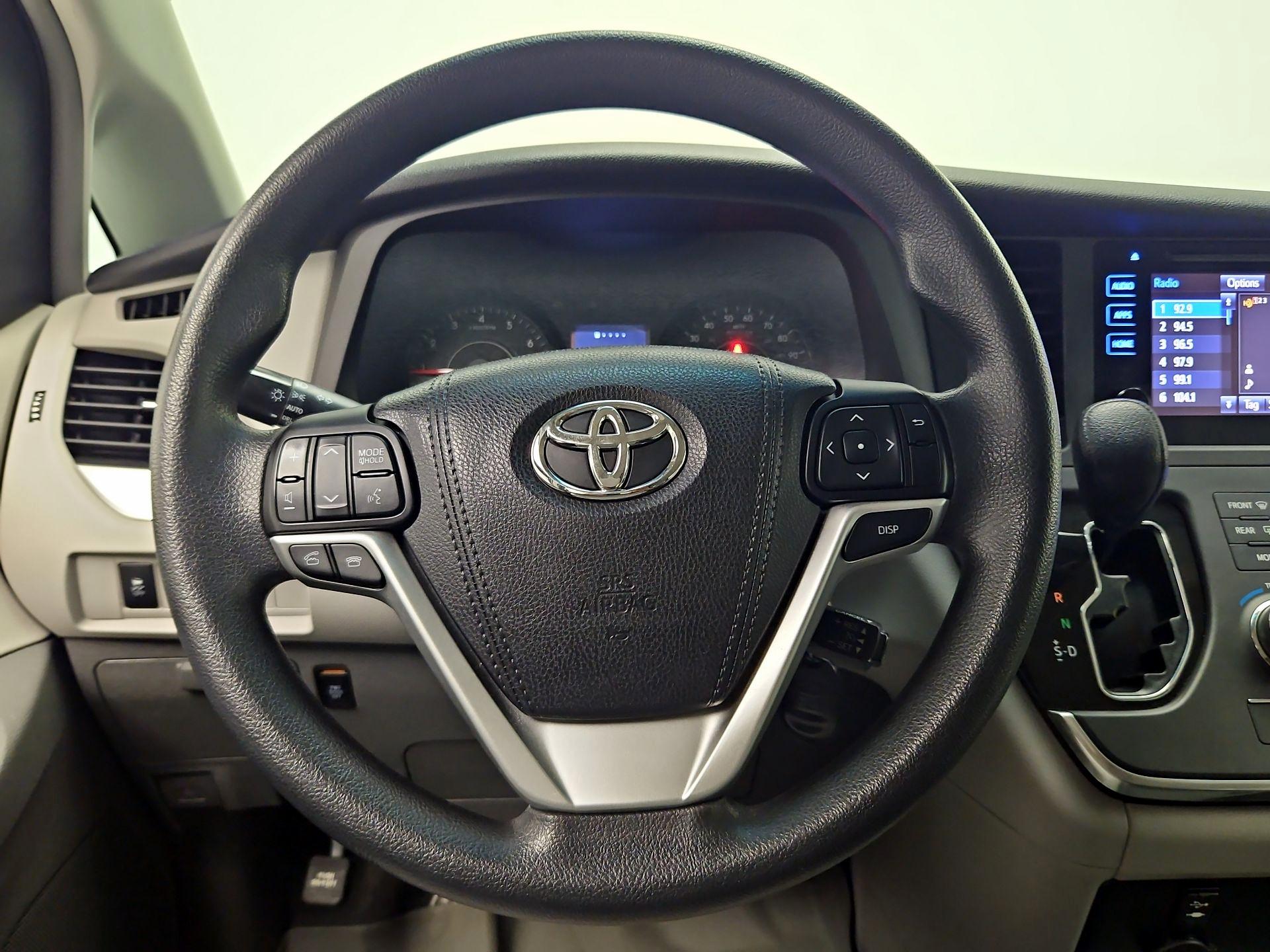 Thumbnail: 2015 Toyota Sienna - 10
