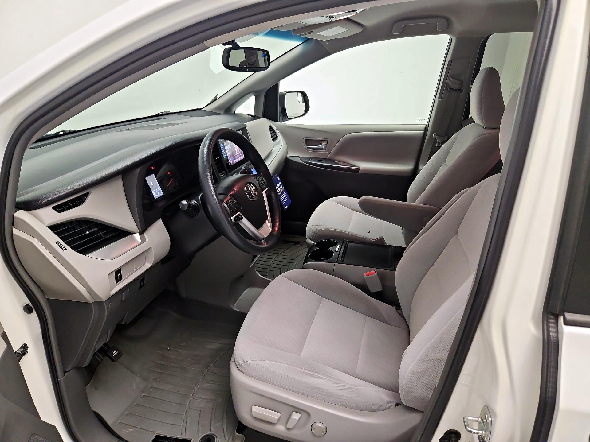 Thumbnail: 2015 Toyota Sienna - 11
