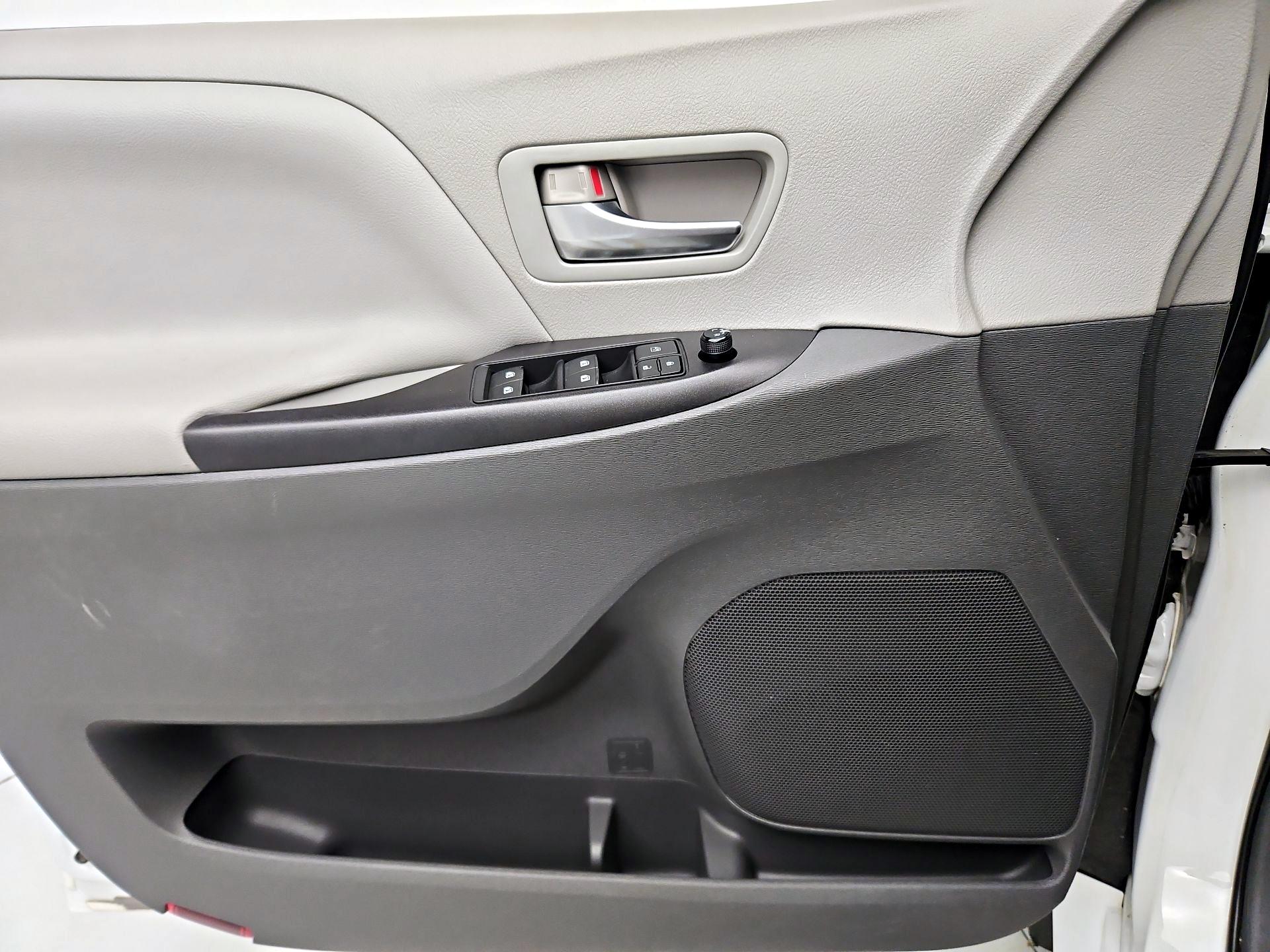 Thumbnail: 2015 Toyota Sienna - 12
