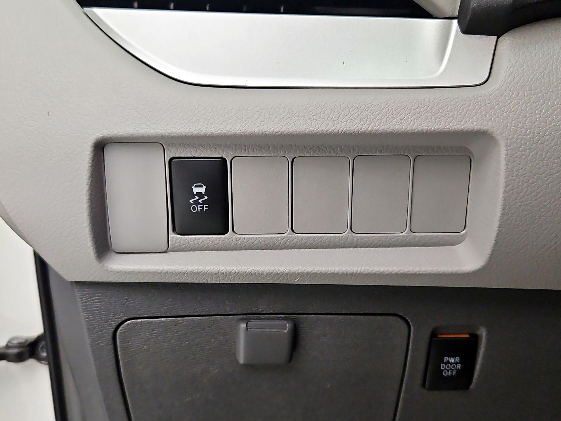 Thumbnail: 2015 Toyota Sienna - 13
