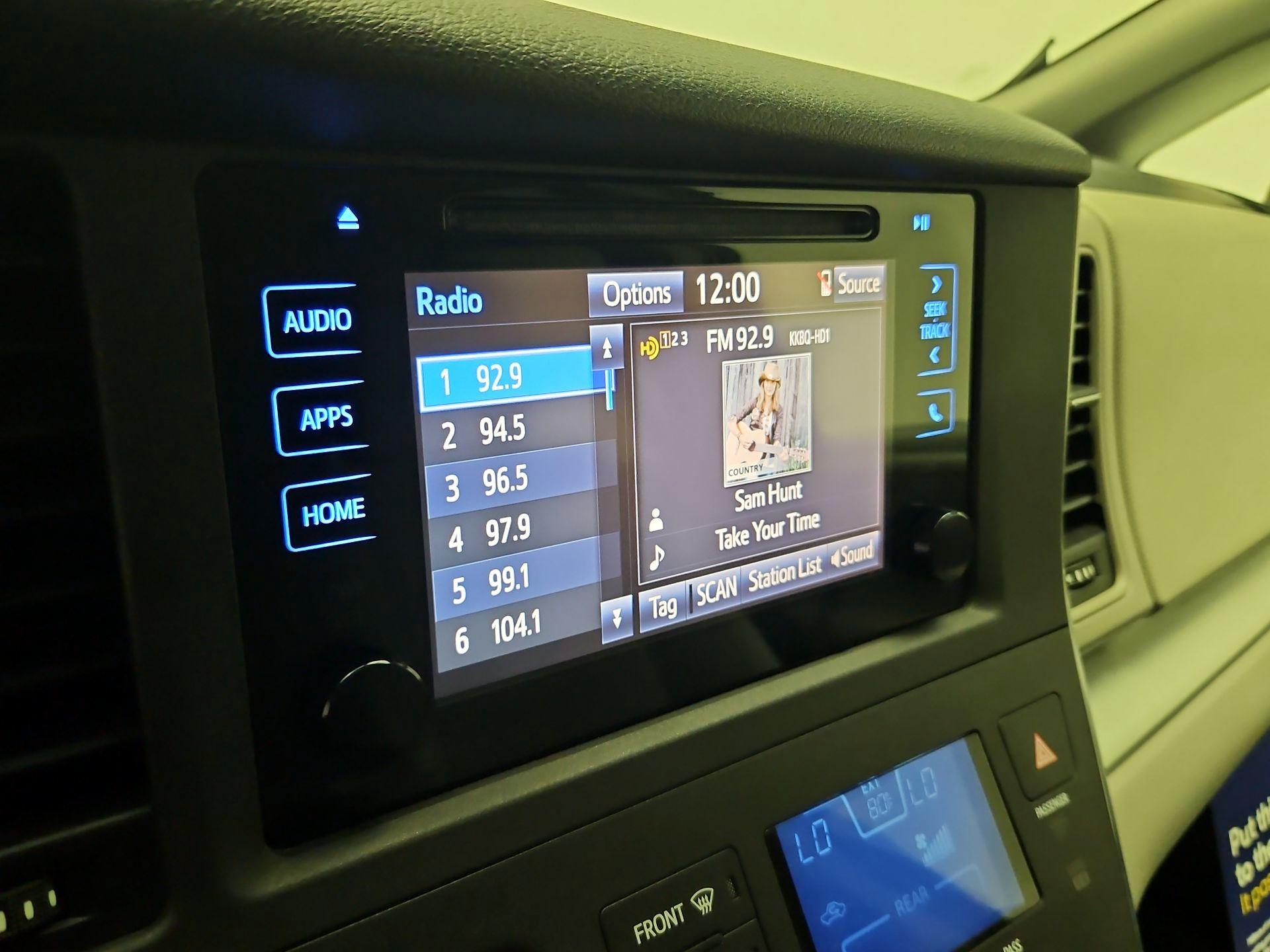 Thumbnail: 2015 Toyota Sienna - 15