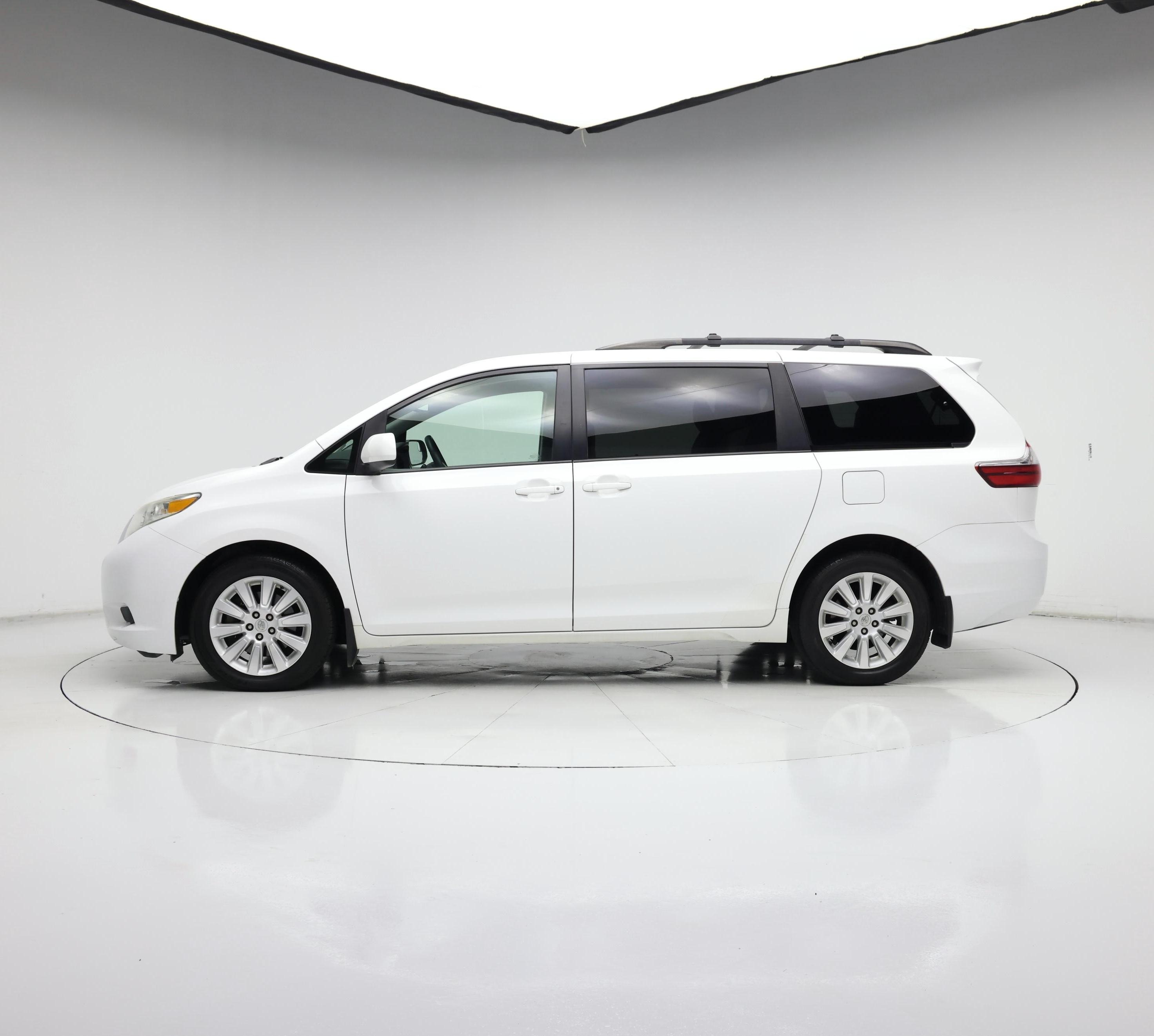 Thumbnail: 2015 Toyota Sienna - 3