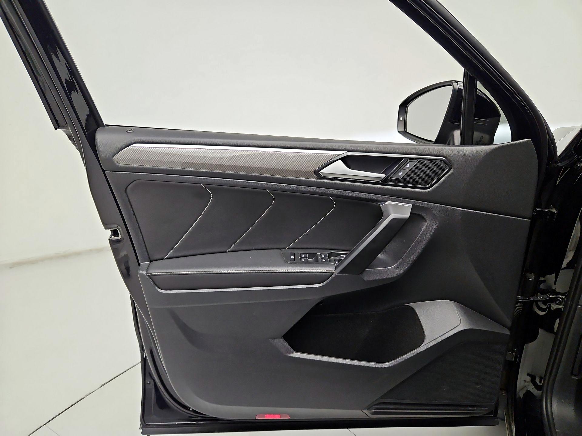 Thumbnail: 2023 Volkswagen Tiguan - 12