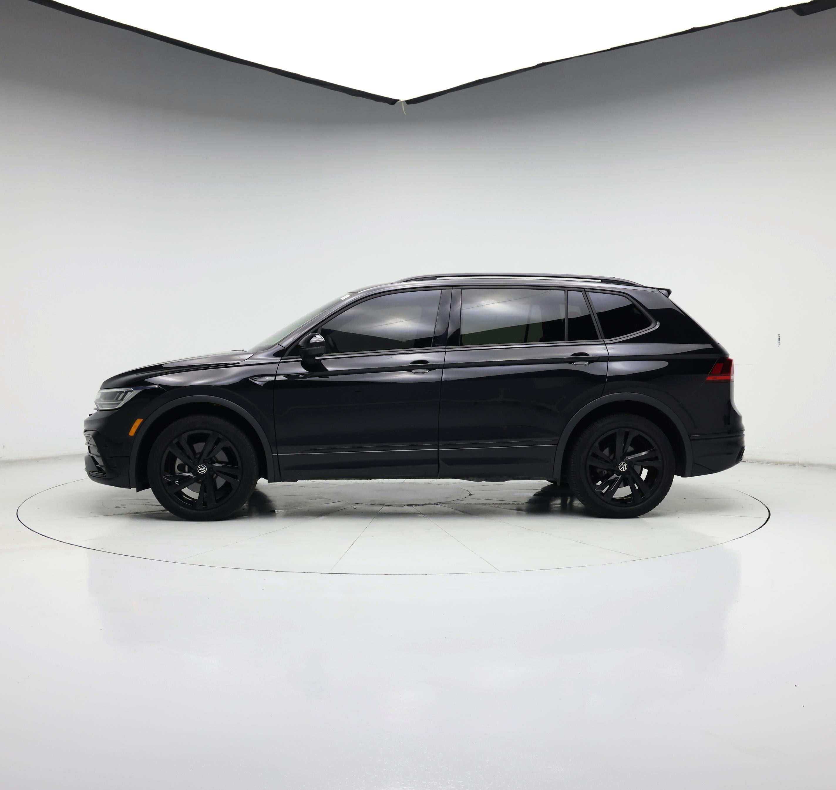 Thumbnail: 2023 Volkswagen Tiguan - 3