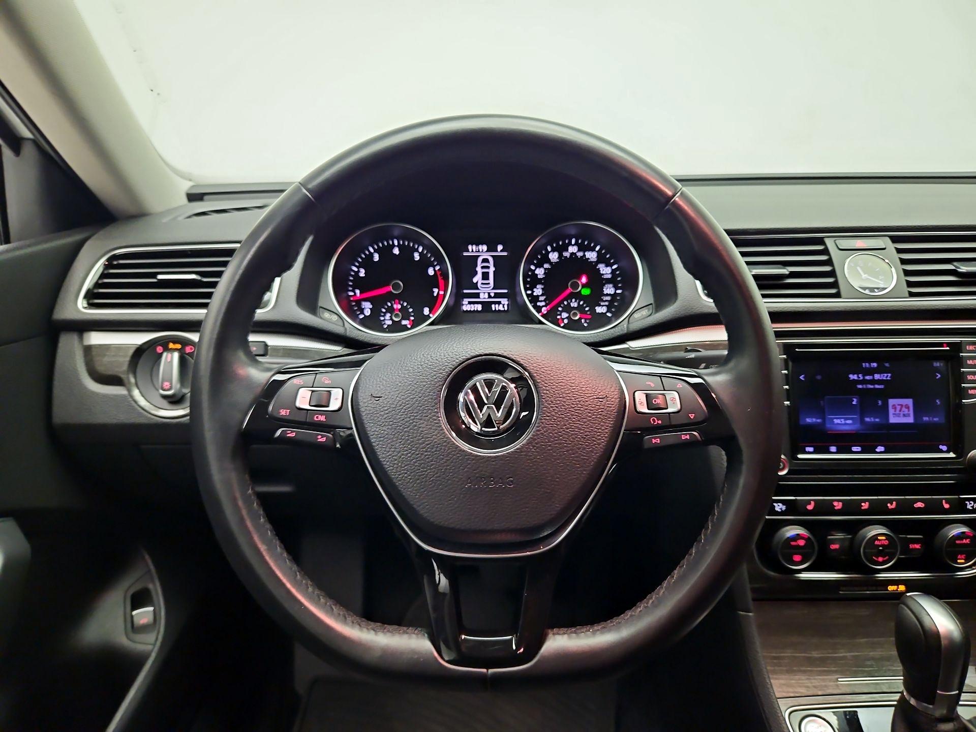Thumbnail: 2017 Volkswagen Passat - 10