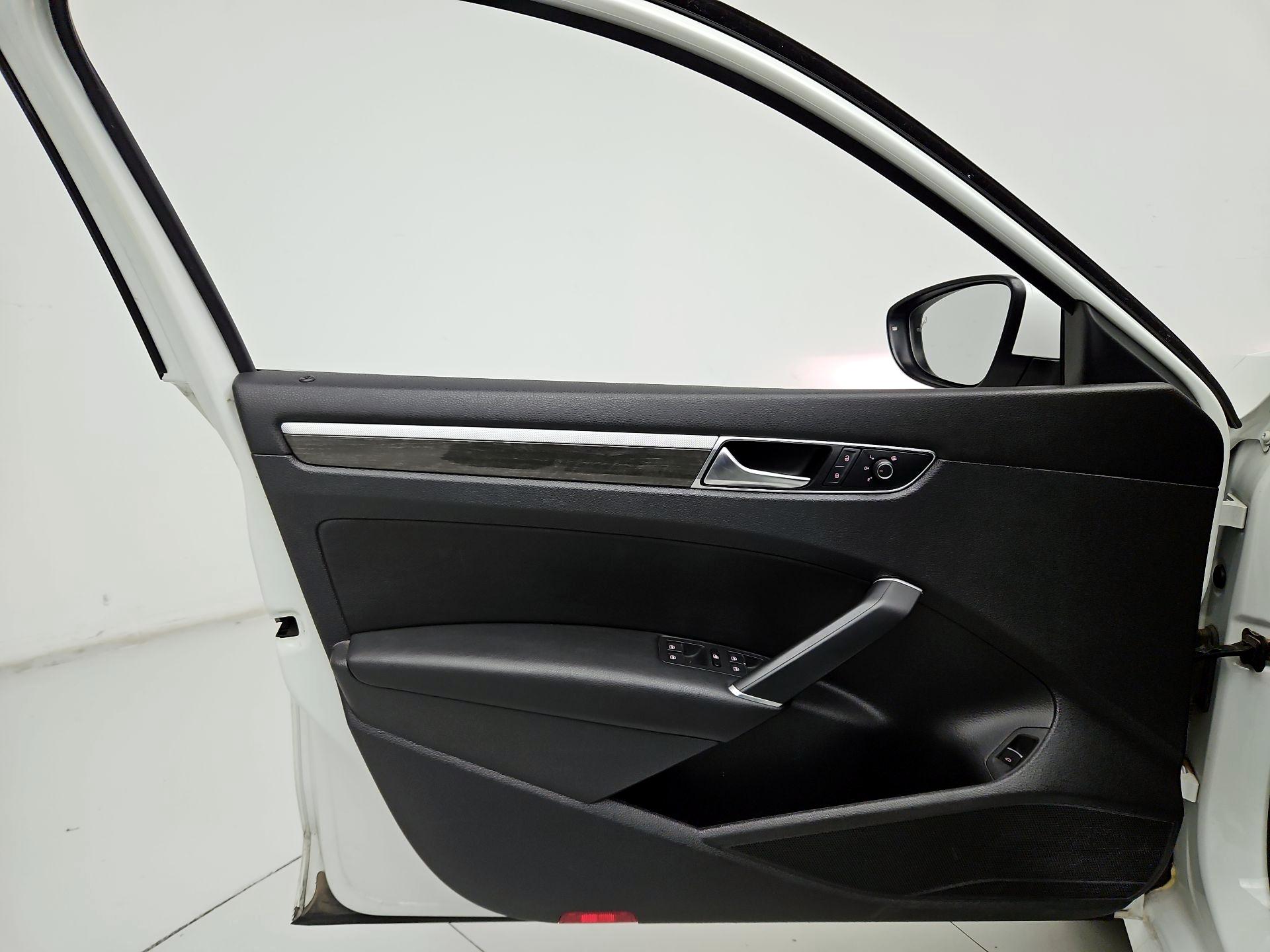 Thumbnail: 2017 Volkswagen Passat - 12