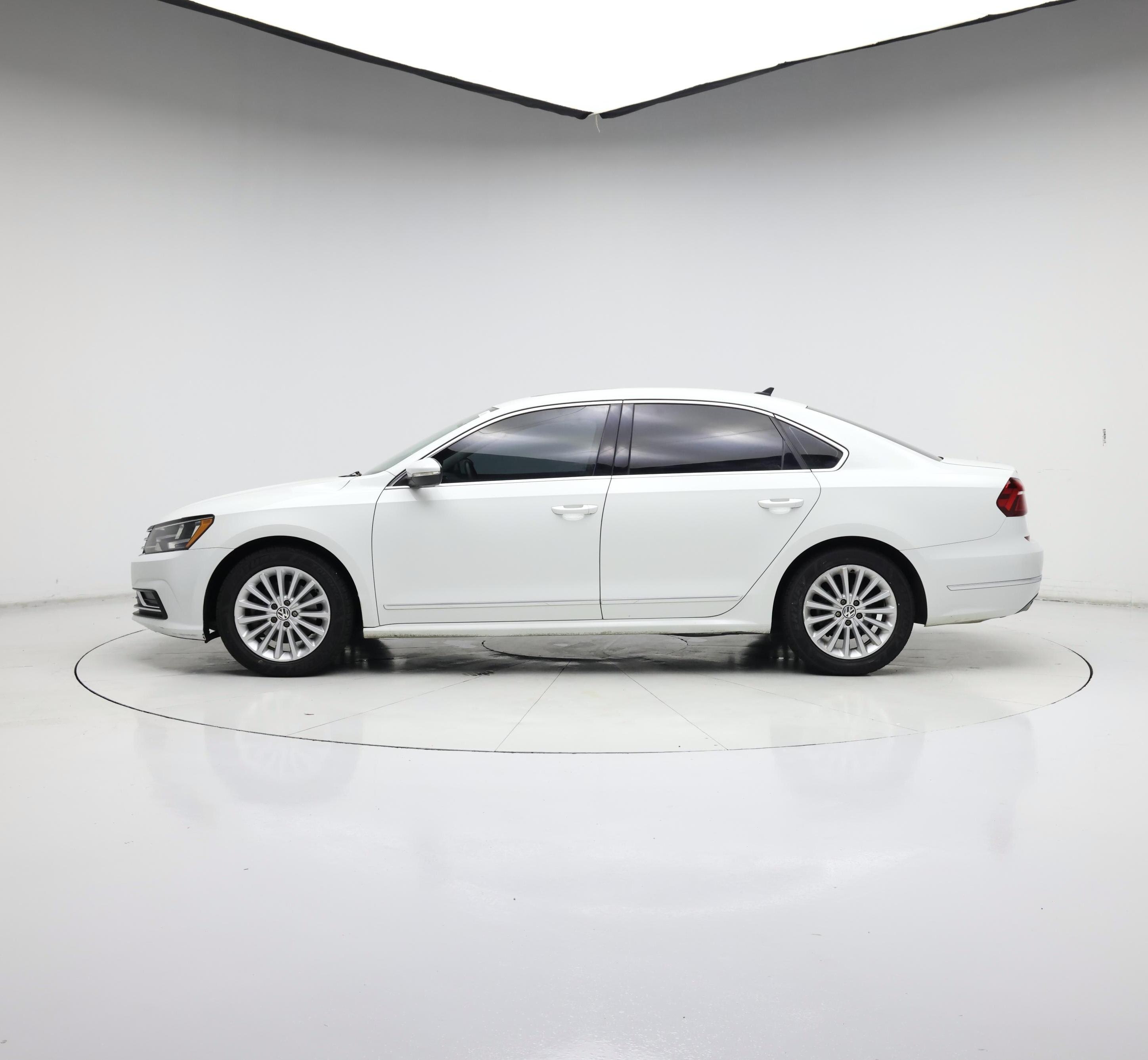 Thumbnail: 2017 Volkswagen Passat - 3