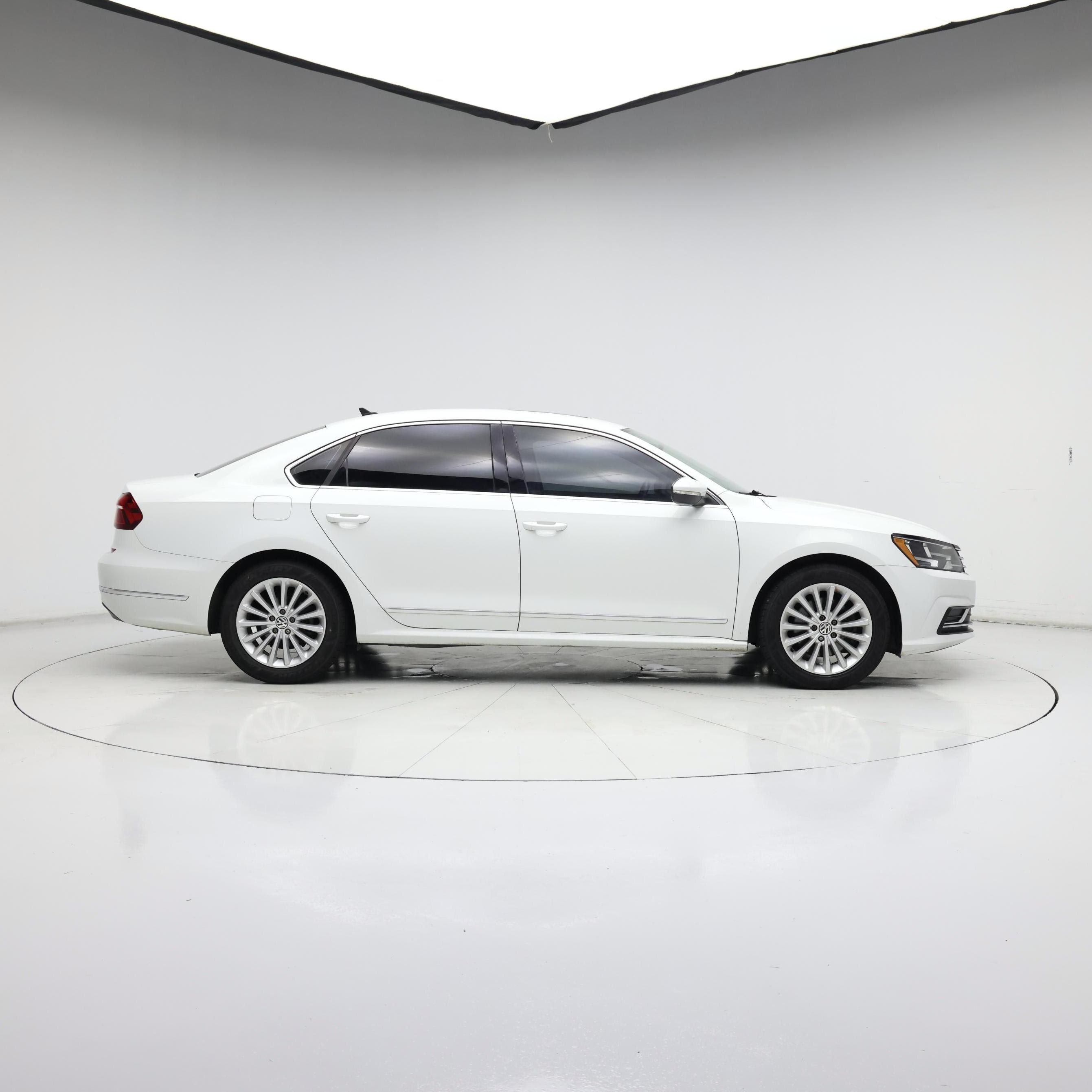 Thumbnail: 2017 Volkswagen Passat - 7