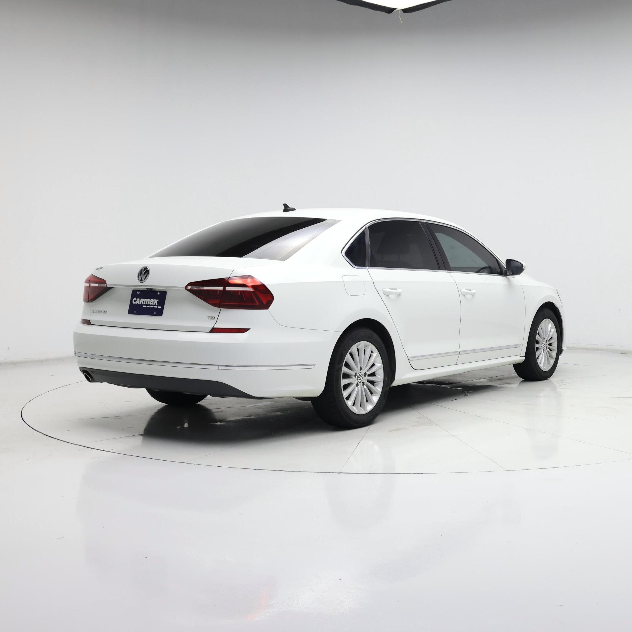 Thumbnail: 2017 Volkswagen Passat - 8