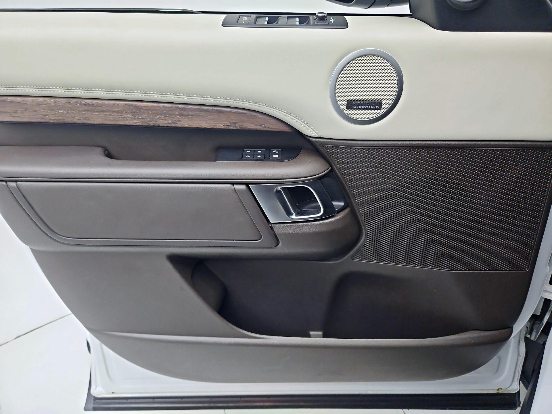 Thumbnail: 2018 Land Rover Discovery - 12