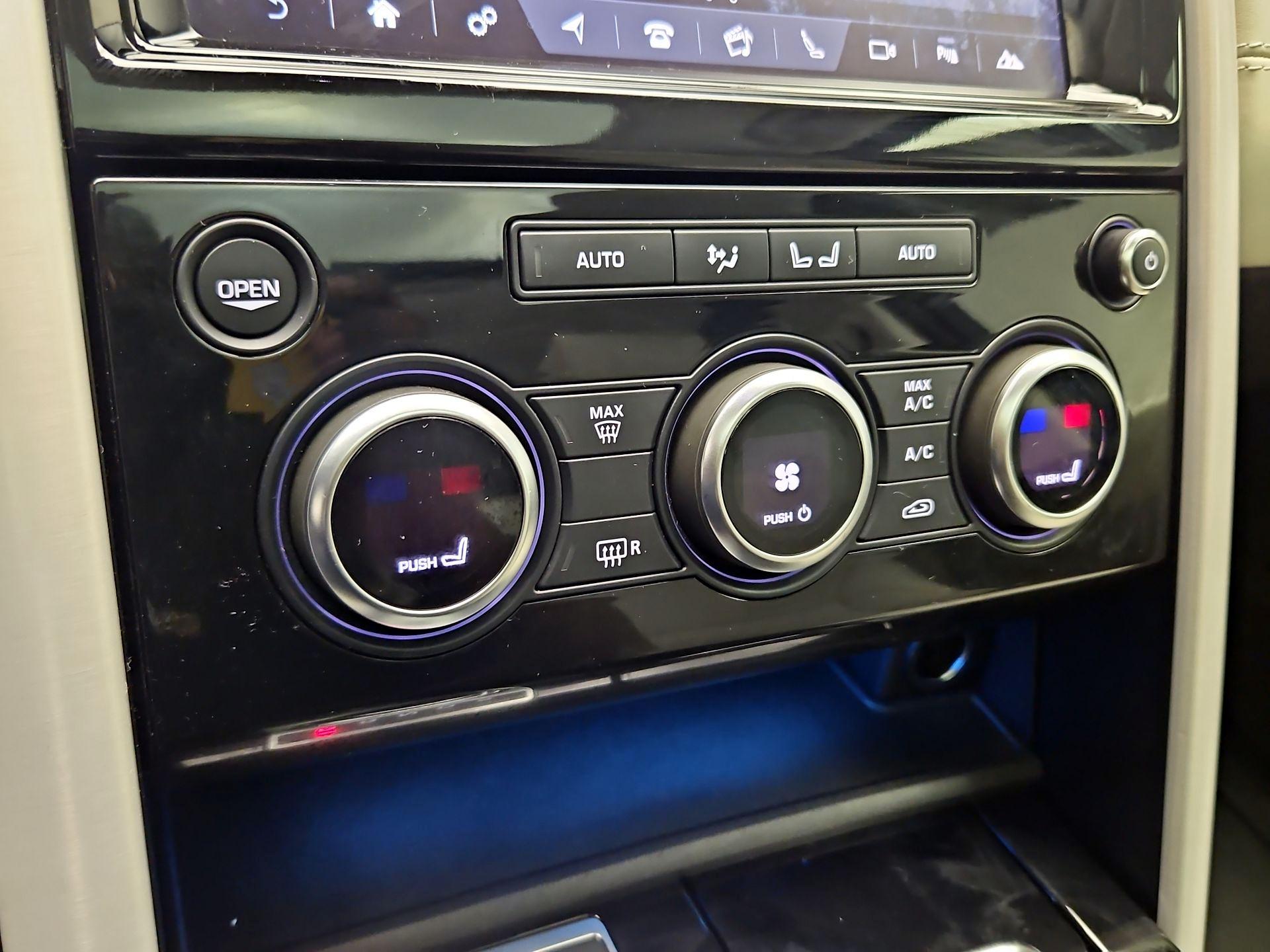 Thumbnail: 2018 Land Rover Discovery - 16