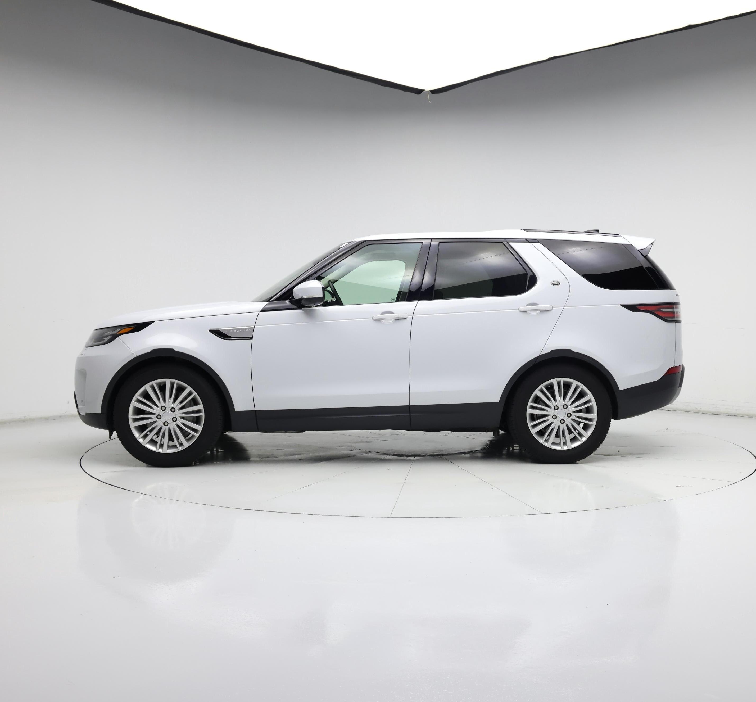 Thumbnail: 2018 Land Rover Discovery - 3