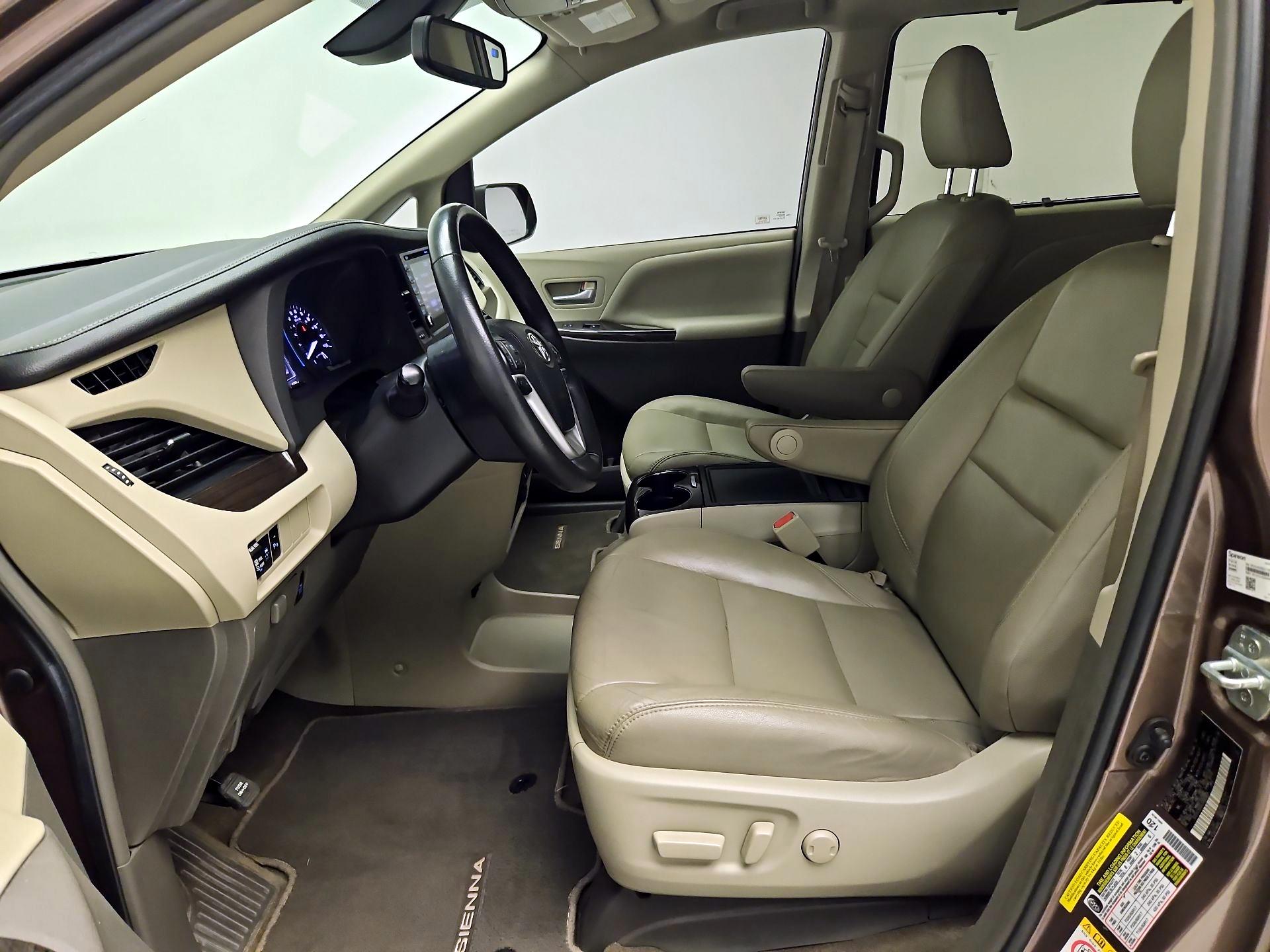 Thumbnail: 2018 Toyota Sienna - 11