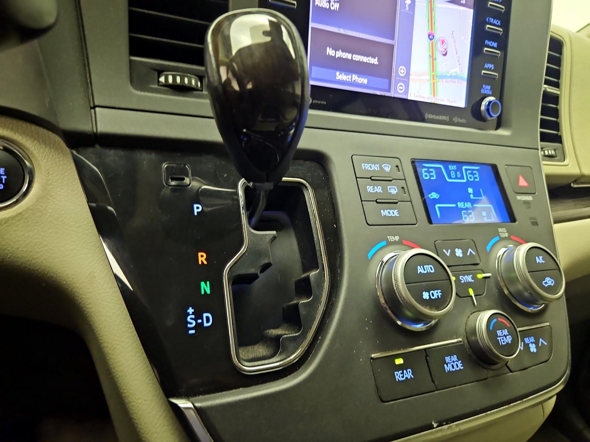 Thumbnail: 2018 Toyota Sienna - 16