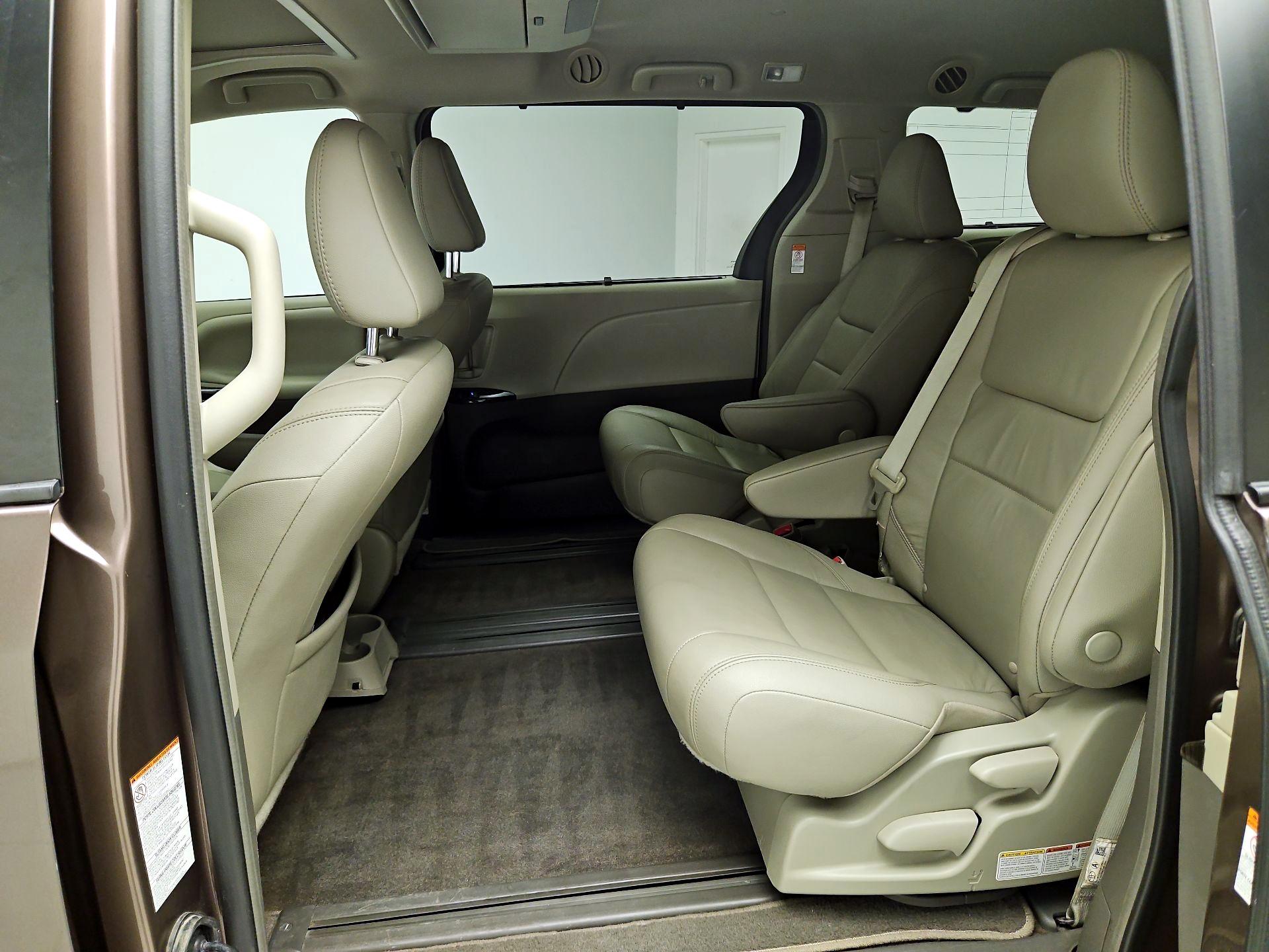 Thumbnail: 2018 Toyota Sienna - 17