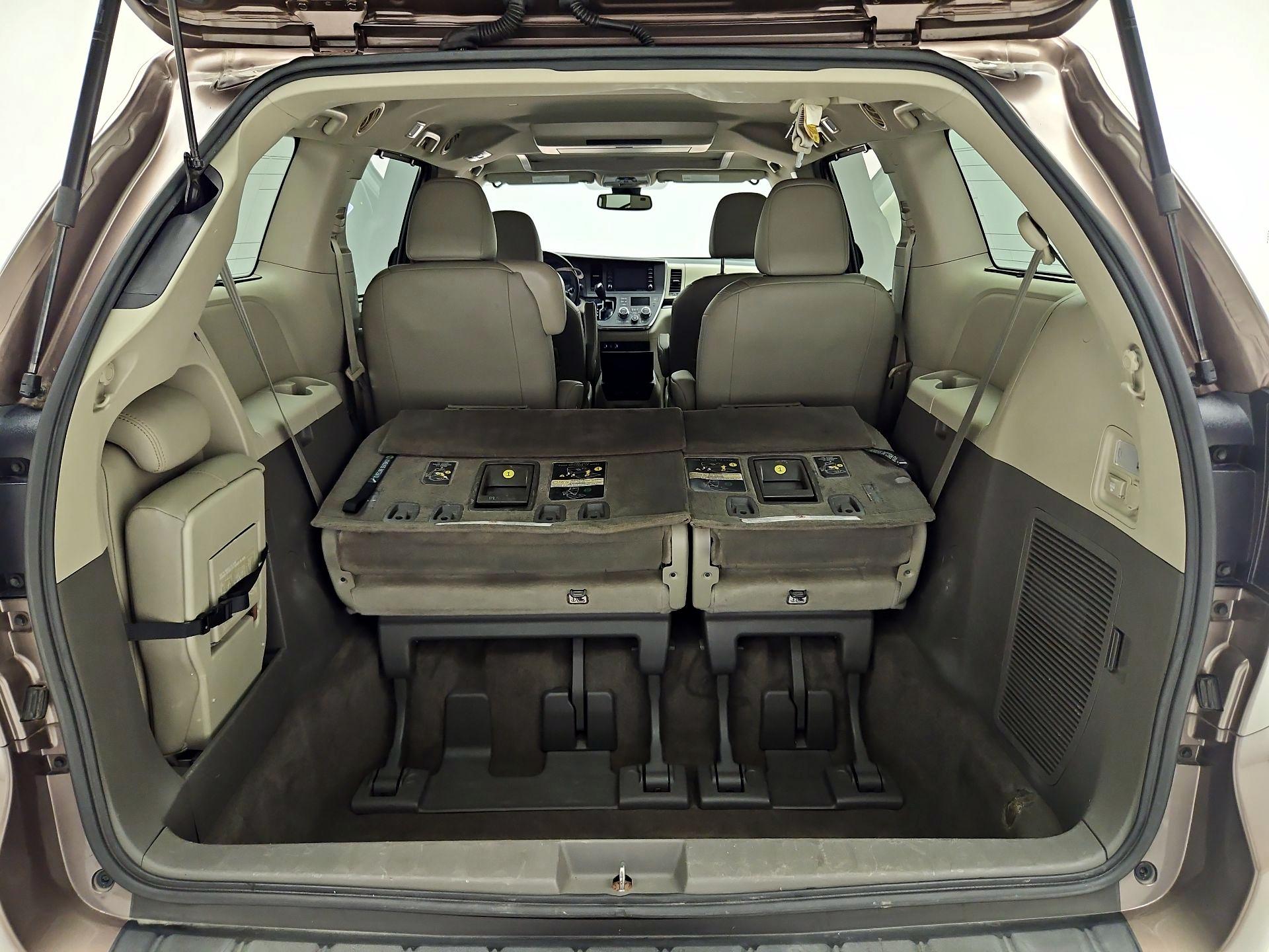 Thumbnail: 2018 Toyota Sienna - 18