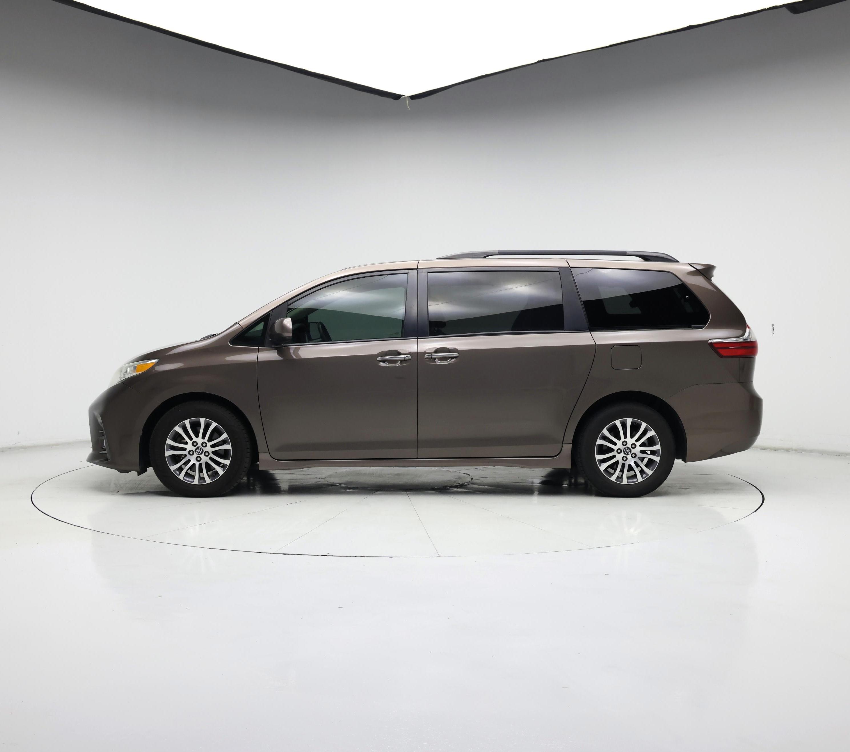 Thumbnail: 2018 Toyota Sienna - 3