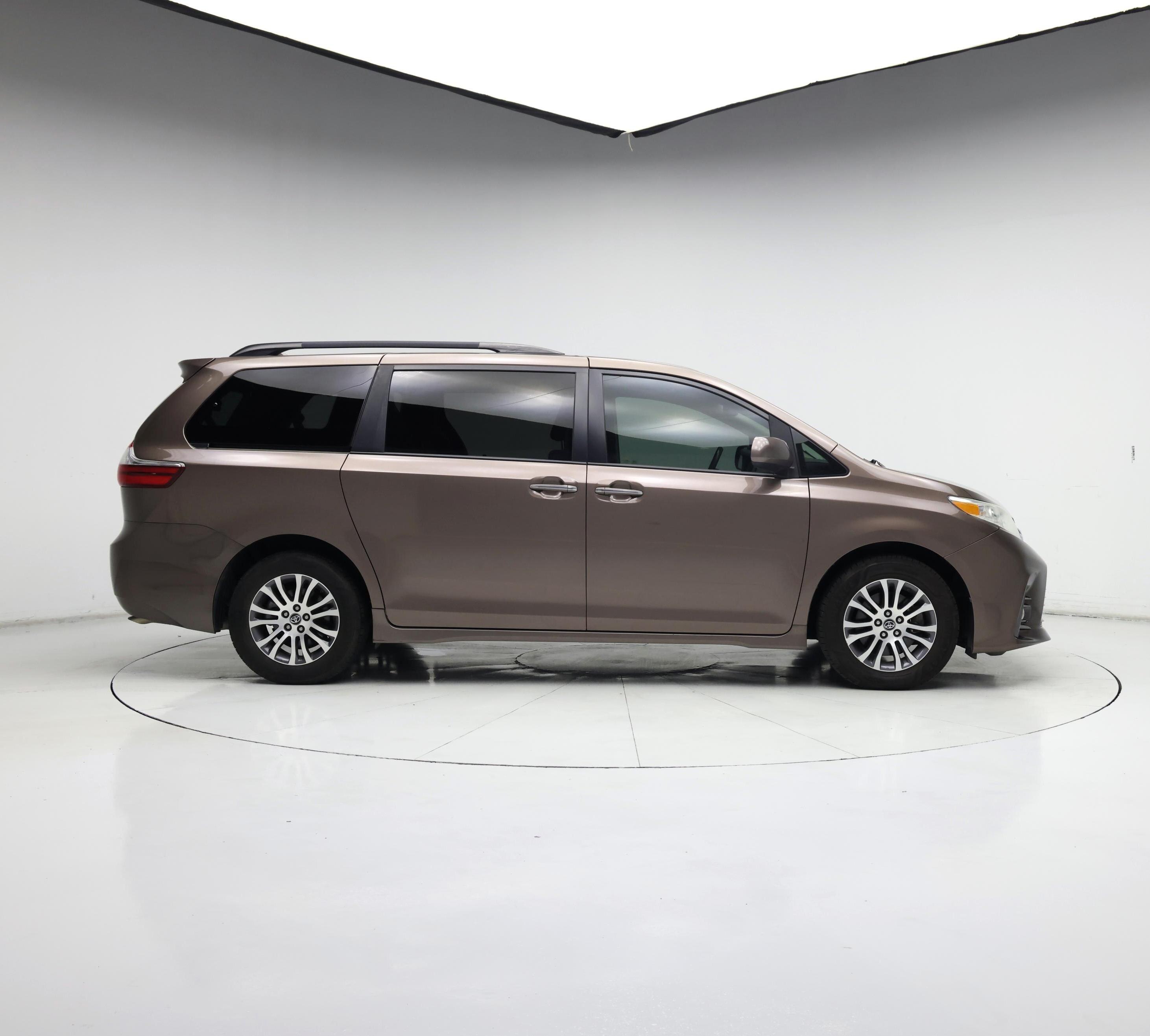 Thumbnail: 2018 Toyota Sienna - 7