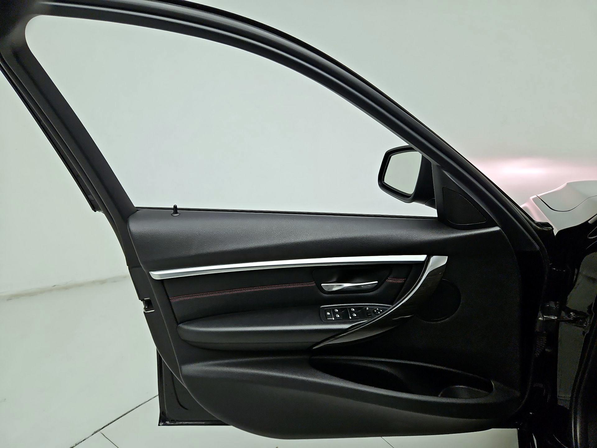 Thumbnail: 2016 BMW 3 Series - 12