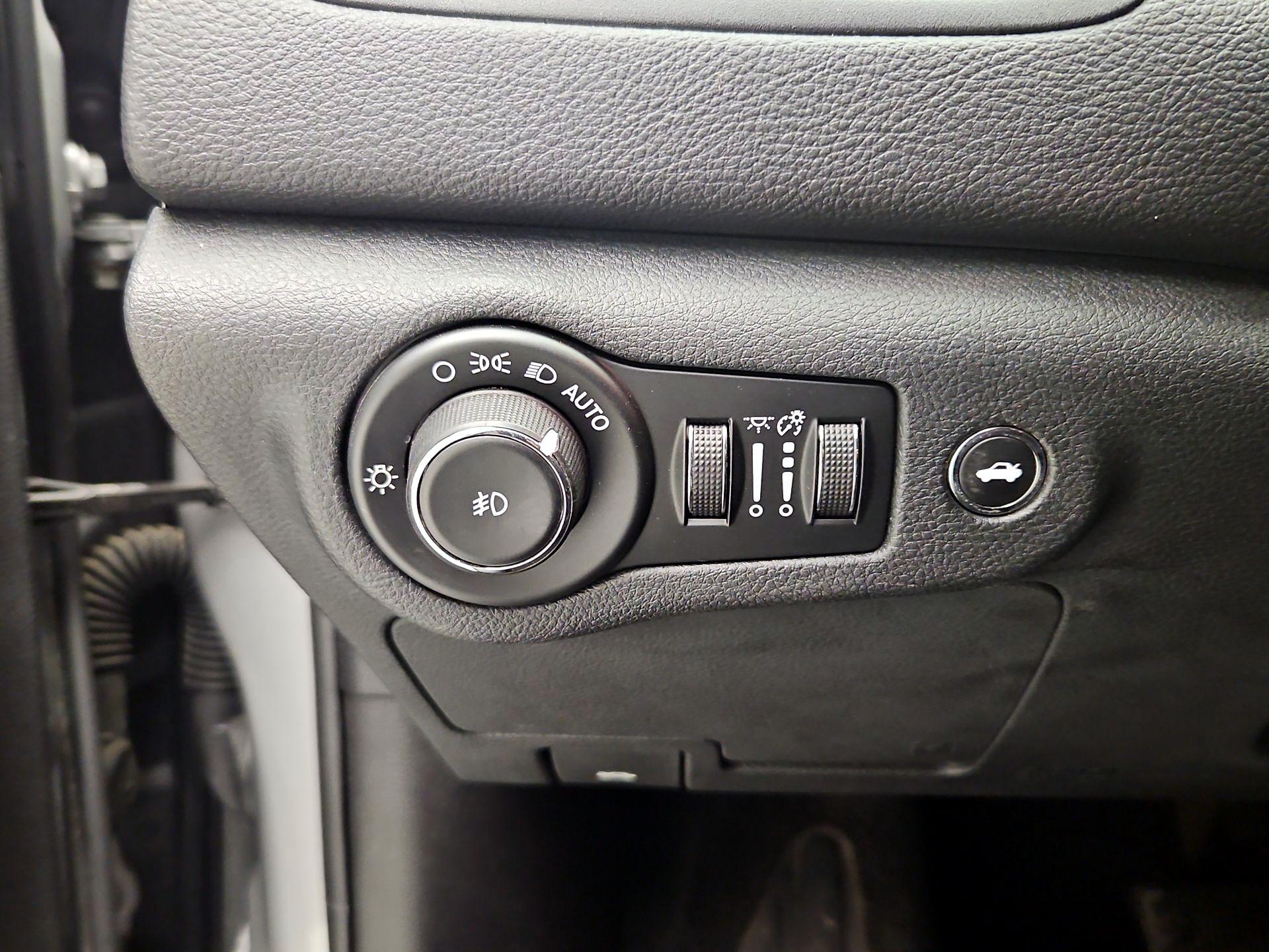 Thumbnail: 2015 Chrysler 200 - 13