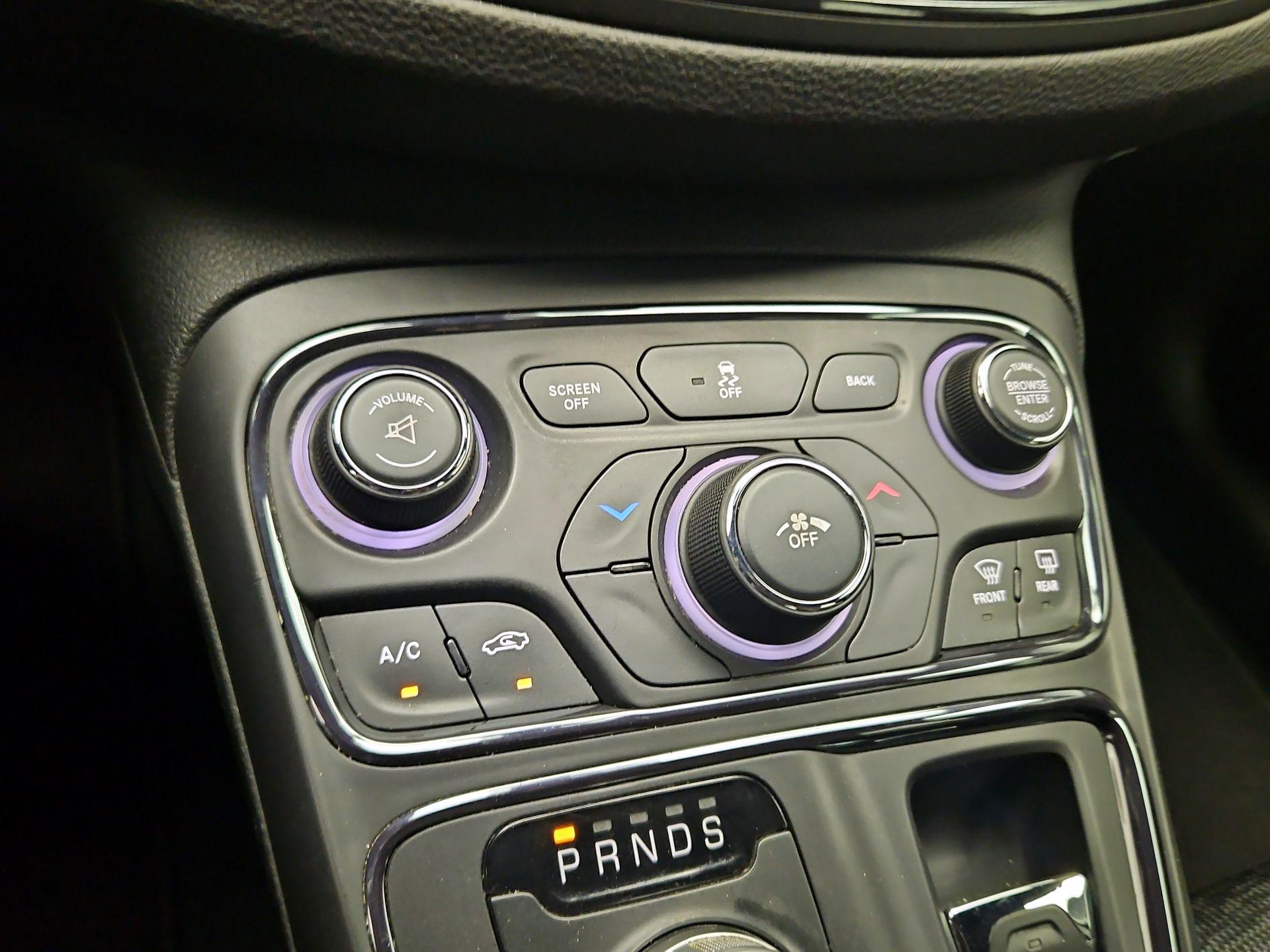 Thumbnail: 2015 Chrysler 200 - 15