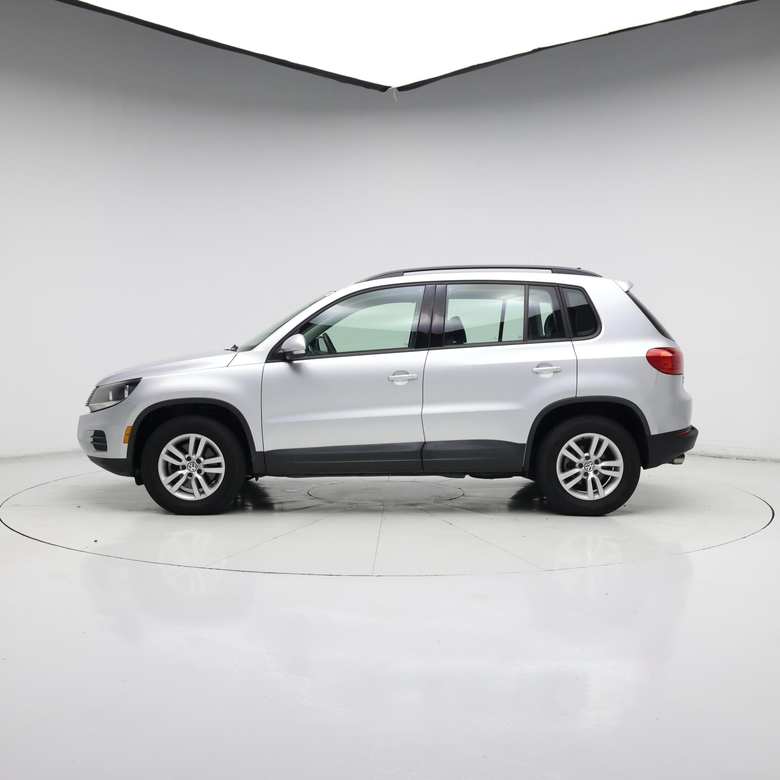 Thumbnail: 2017 Volkswagen Tiguan - 3