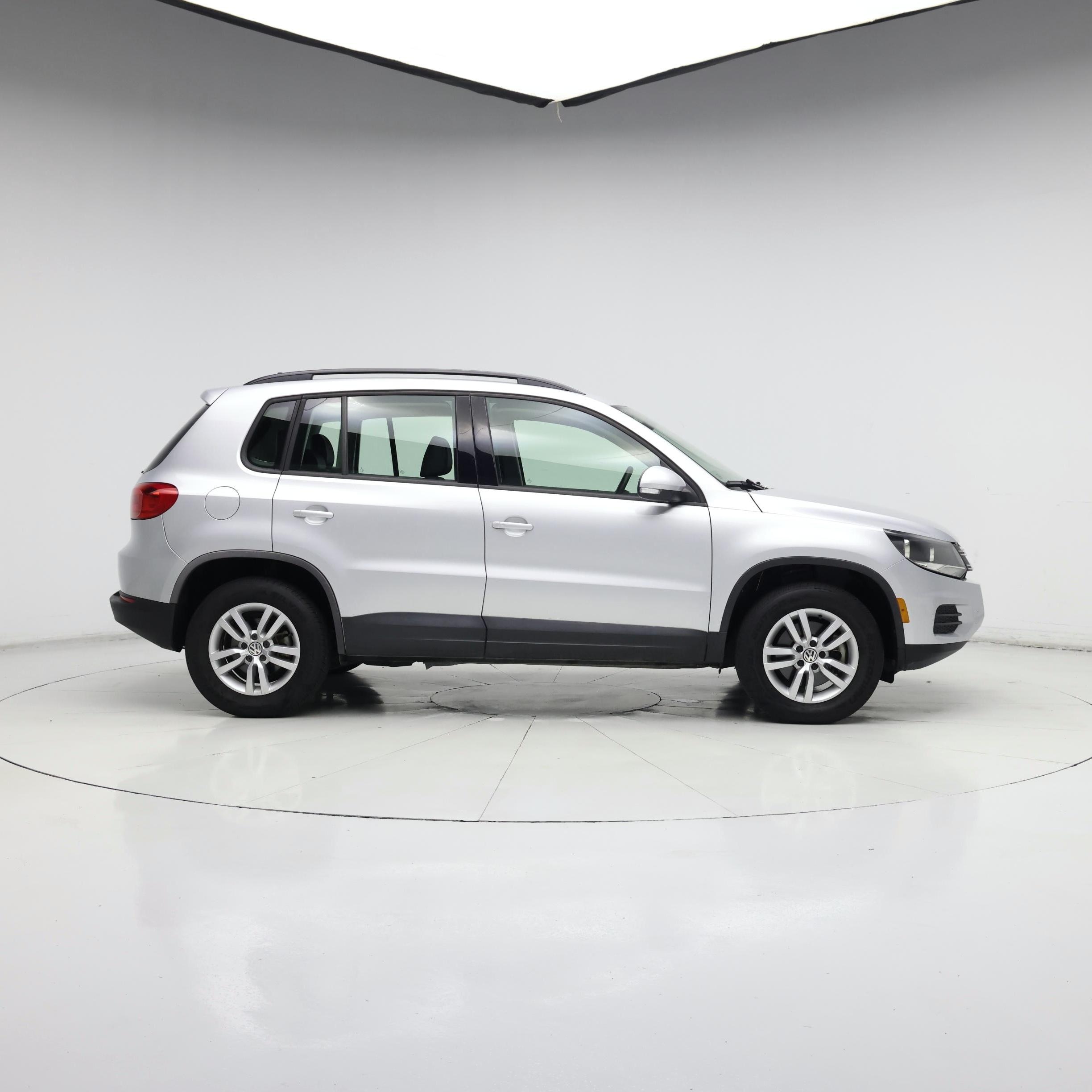 Thumbnail: 2017 Volkswagen Tiguan - 7