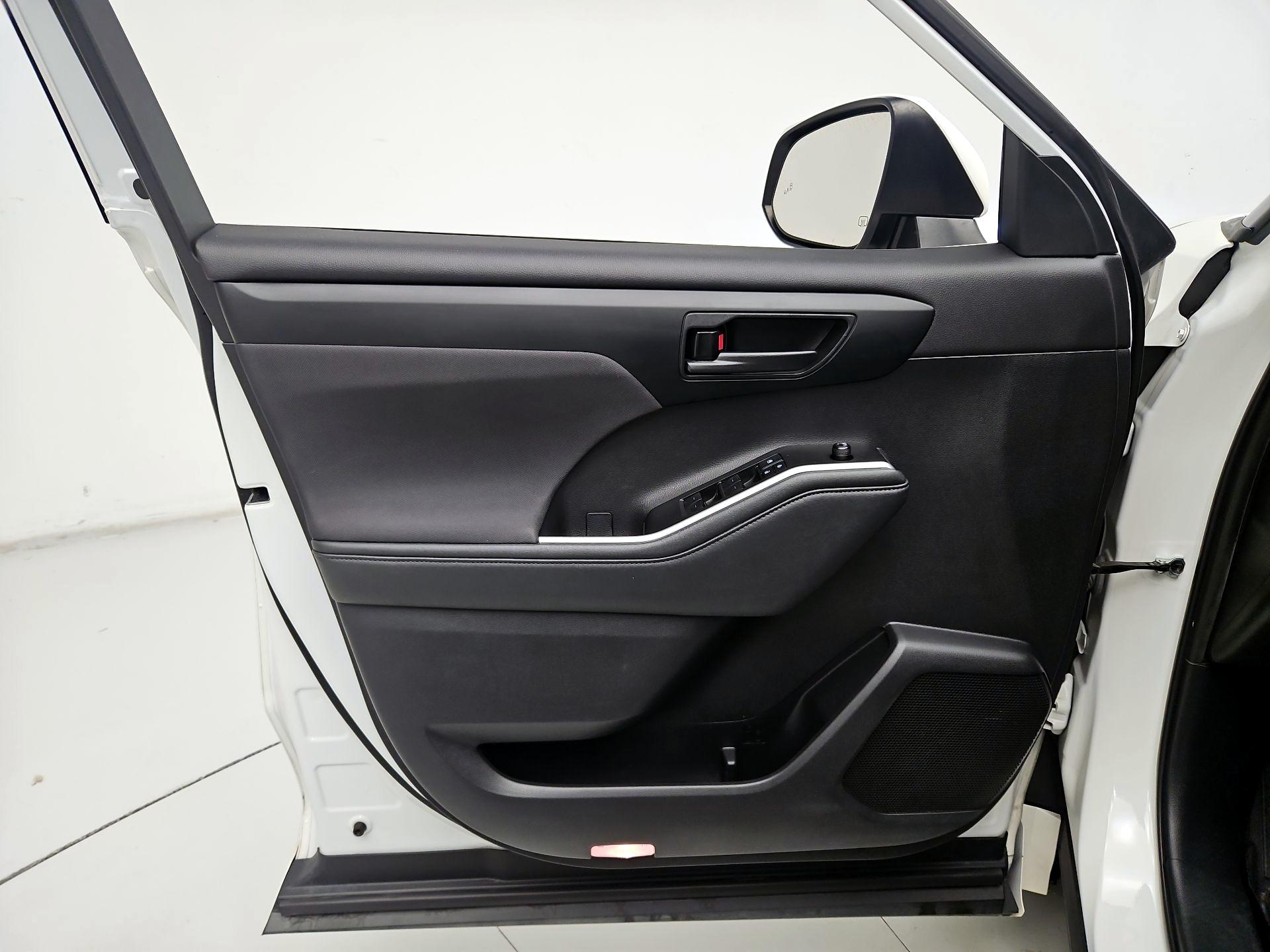 Thumbnail: 2021 Toyota Highlander - 12
