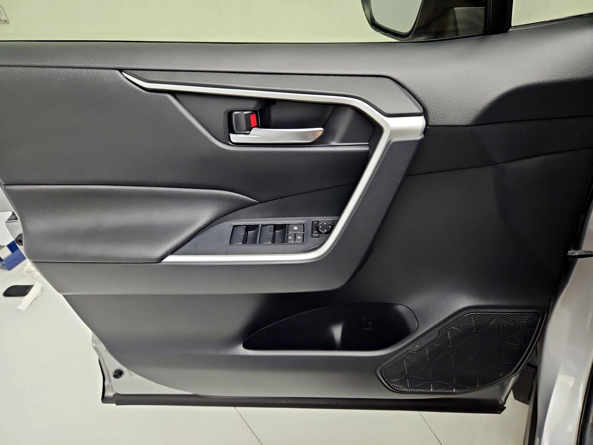 Thumbnail: 2019 Toyota RAV4 - 12