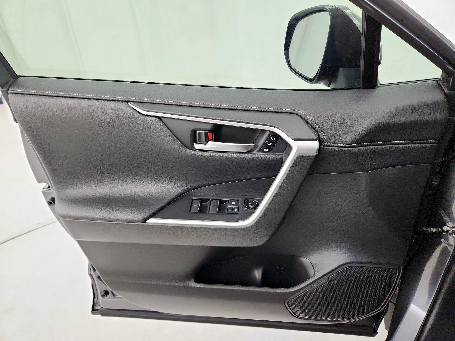 Thumbnail: 2020 Toyota RAV4 - 12