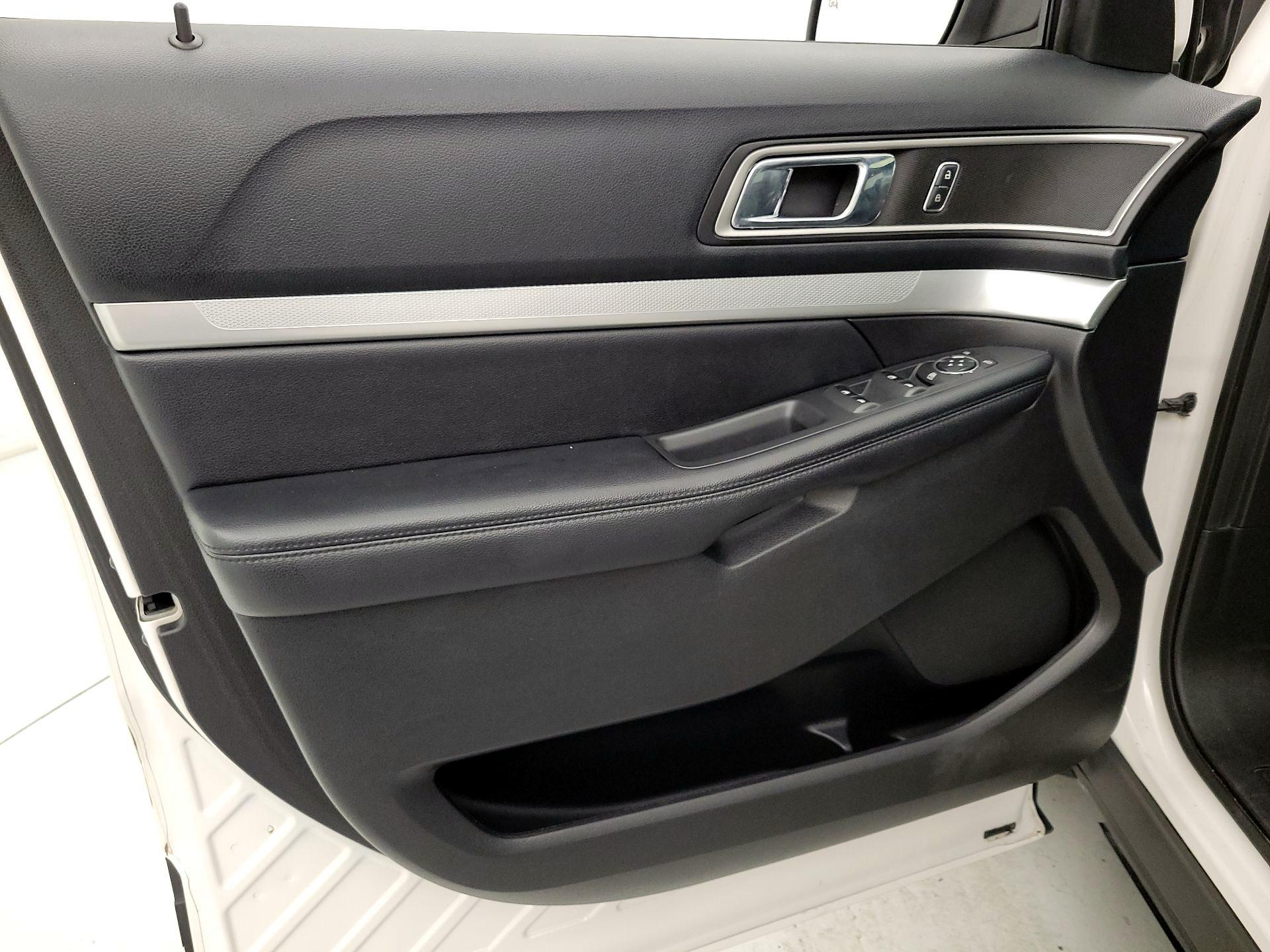 Thumbnail: 2016 Ford Explorer - 12