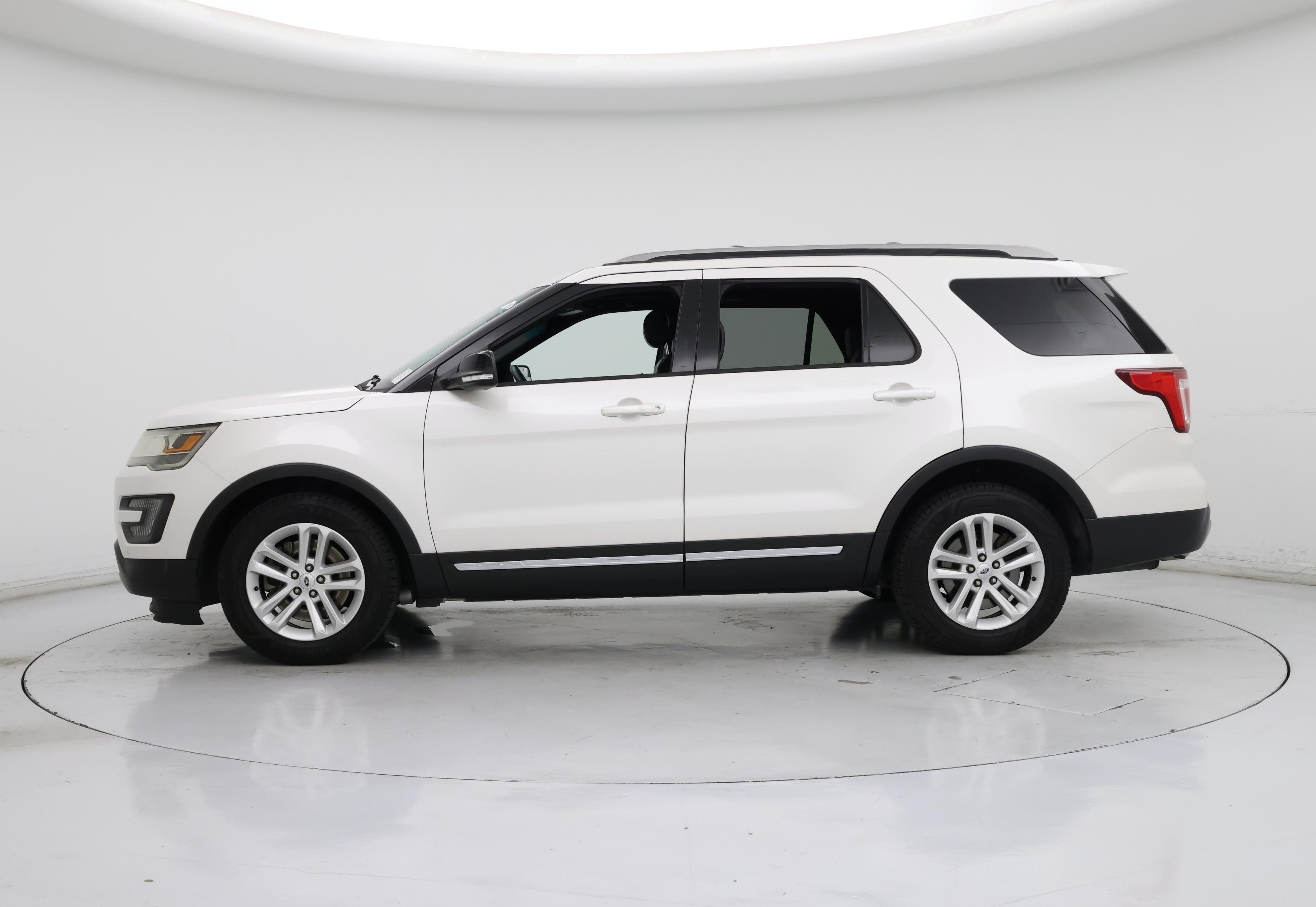 Thumbnail: 2016 Ford Explorer - 3
