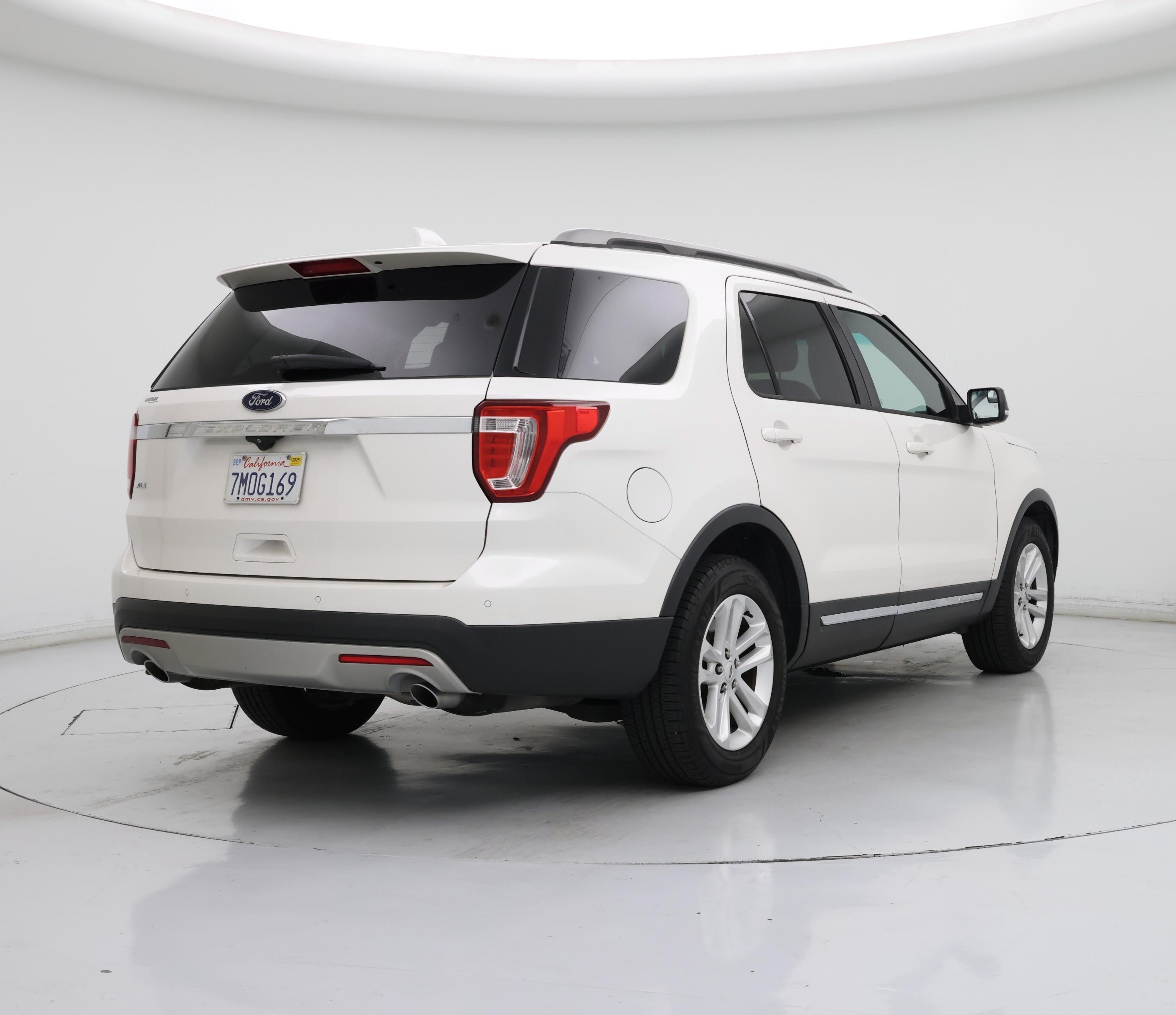 Thumbnail: 2016 Ford Explorer - 8