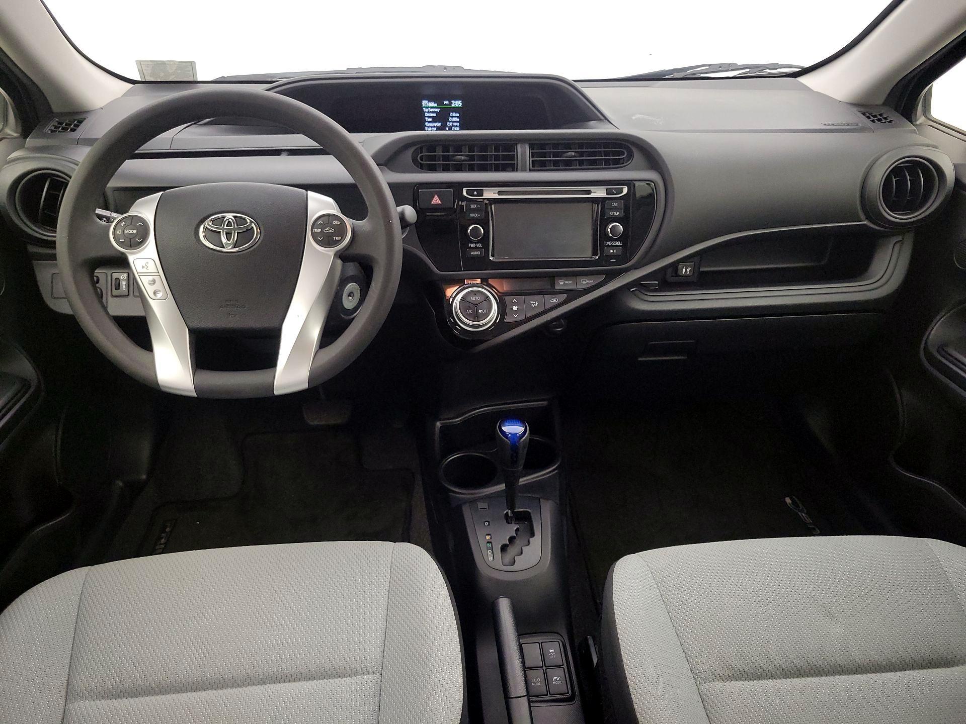 Thumbnail: 2015 Toyota Prius c - 9