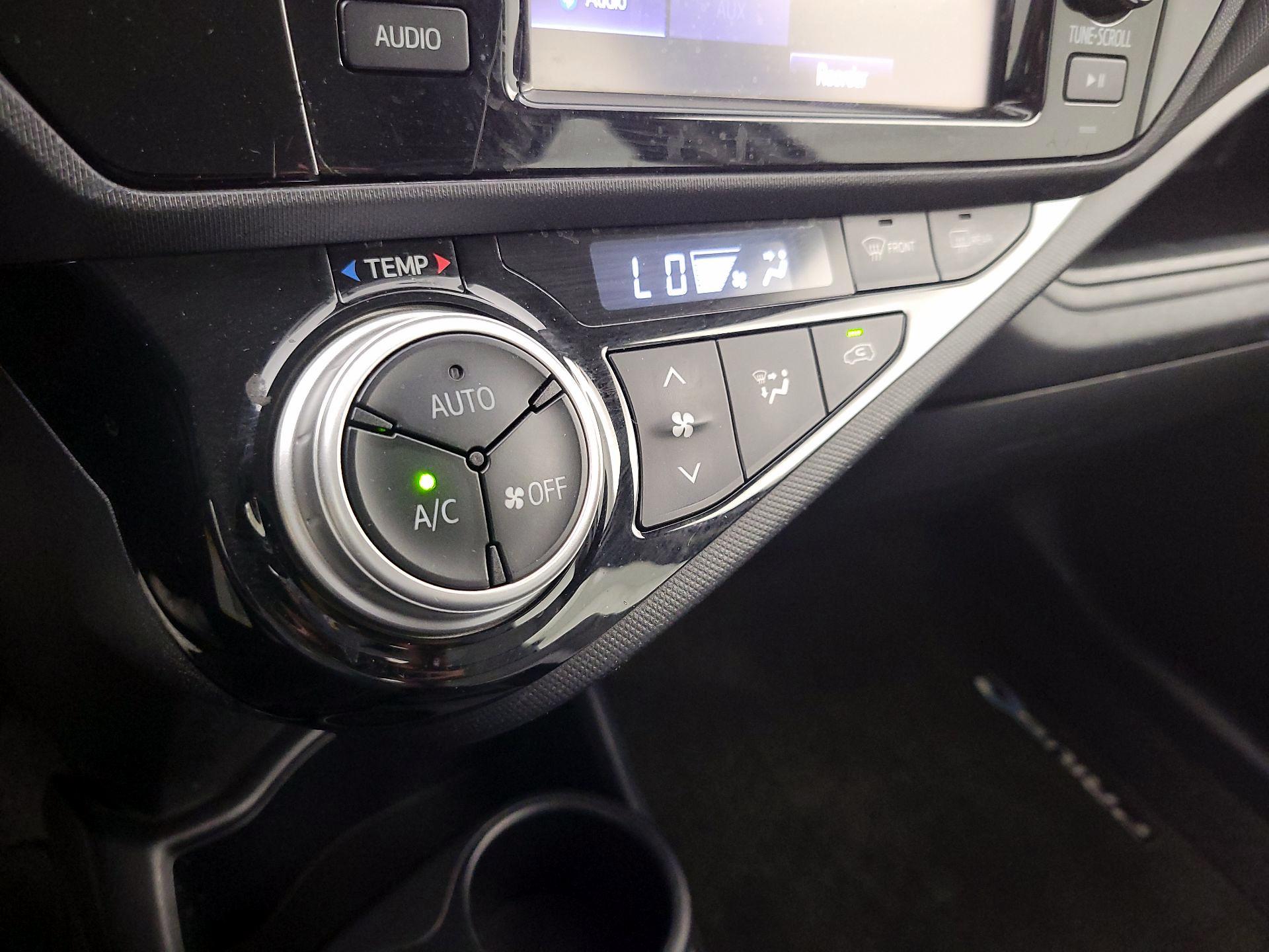 Thumbnail: 2015 Toyota Prius c - 15