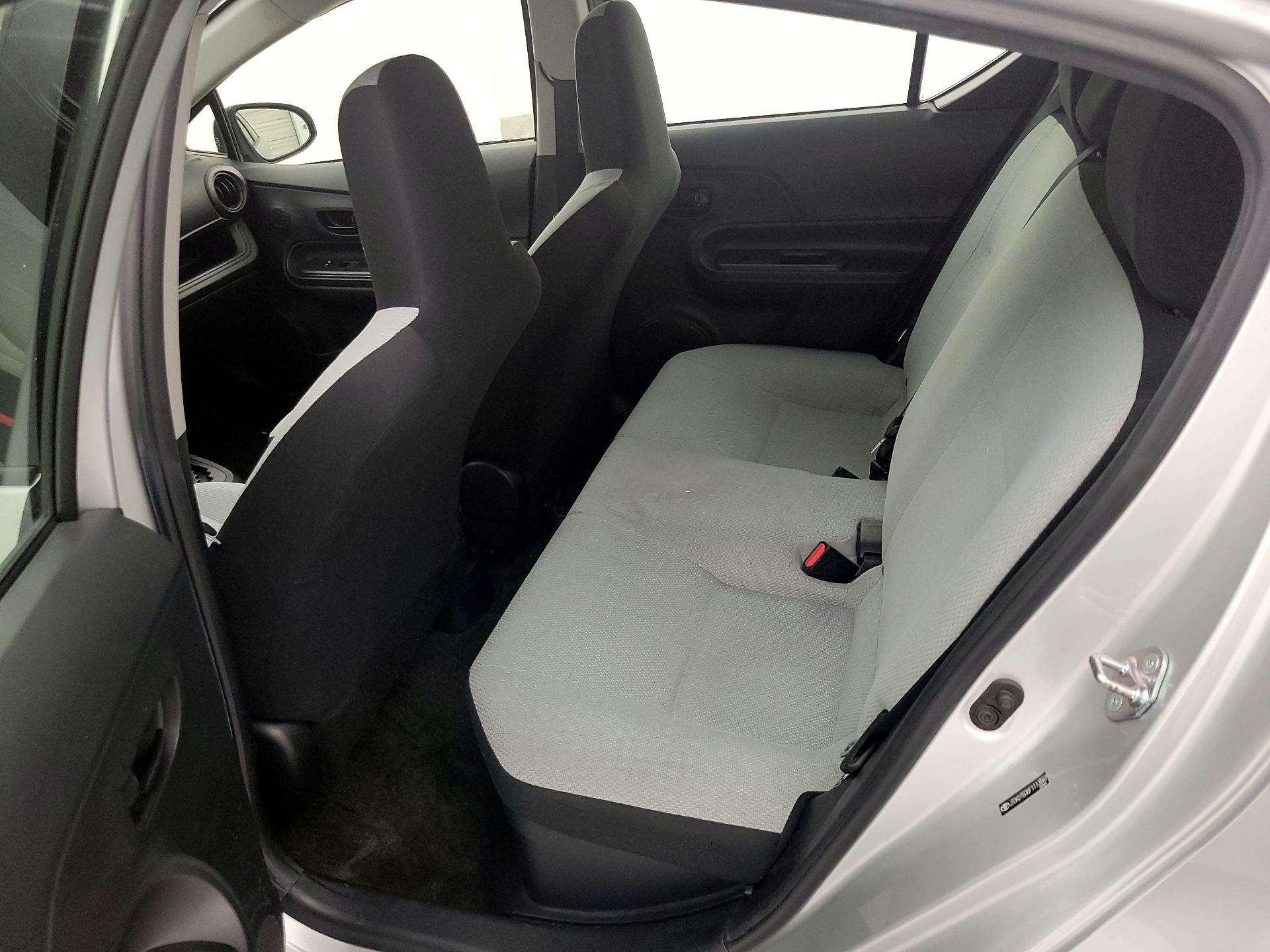 Thumbnail: 2015 Toyota Prius c - 17