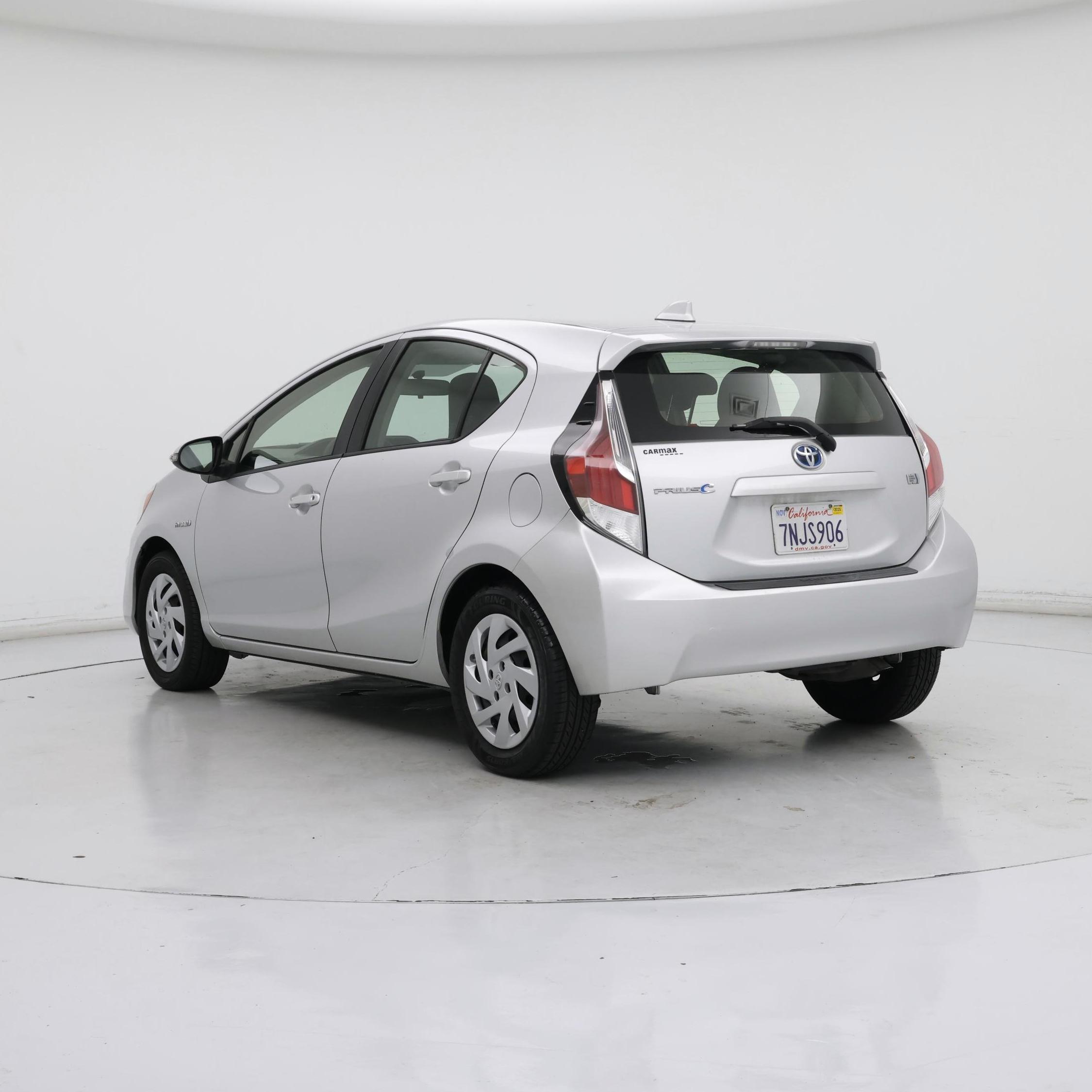 Thumbnail: 2015 Toyota Prius c - 2
