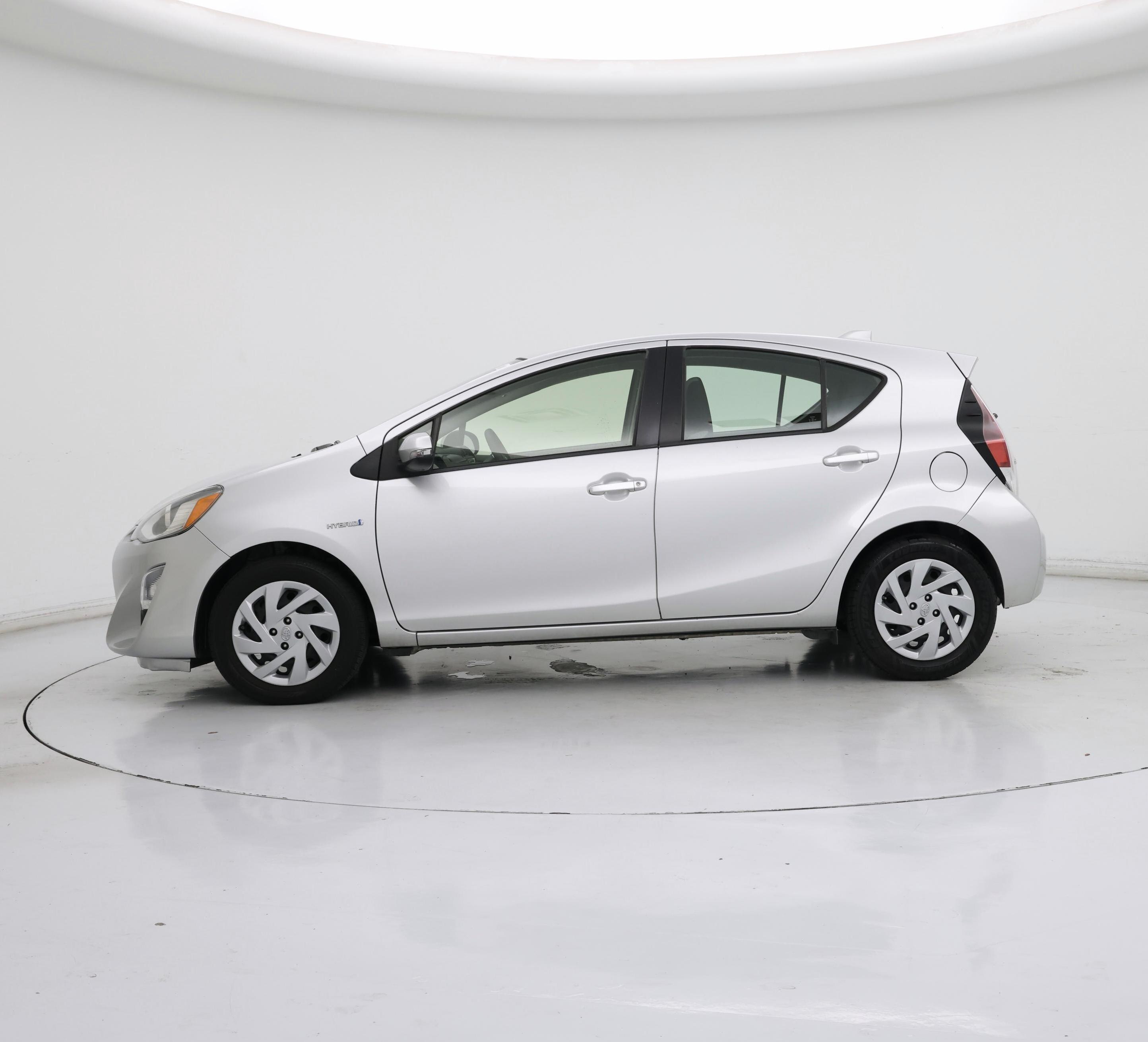 Thumbnail: 2015 Toyota Prius c - 3