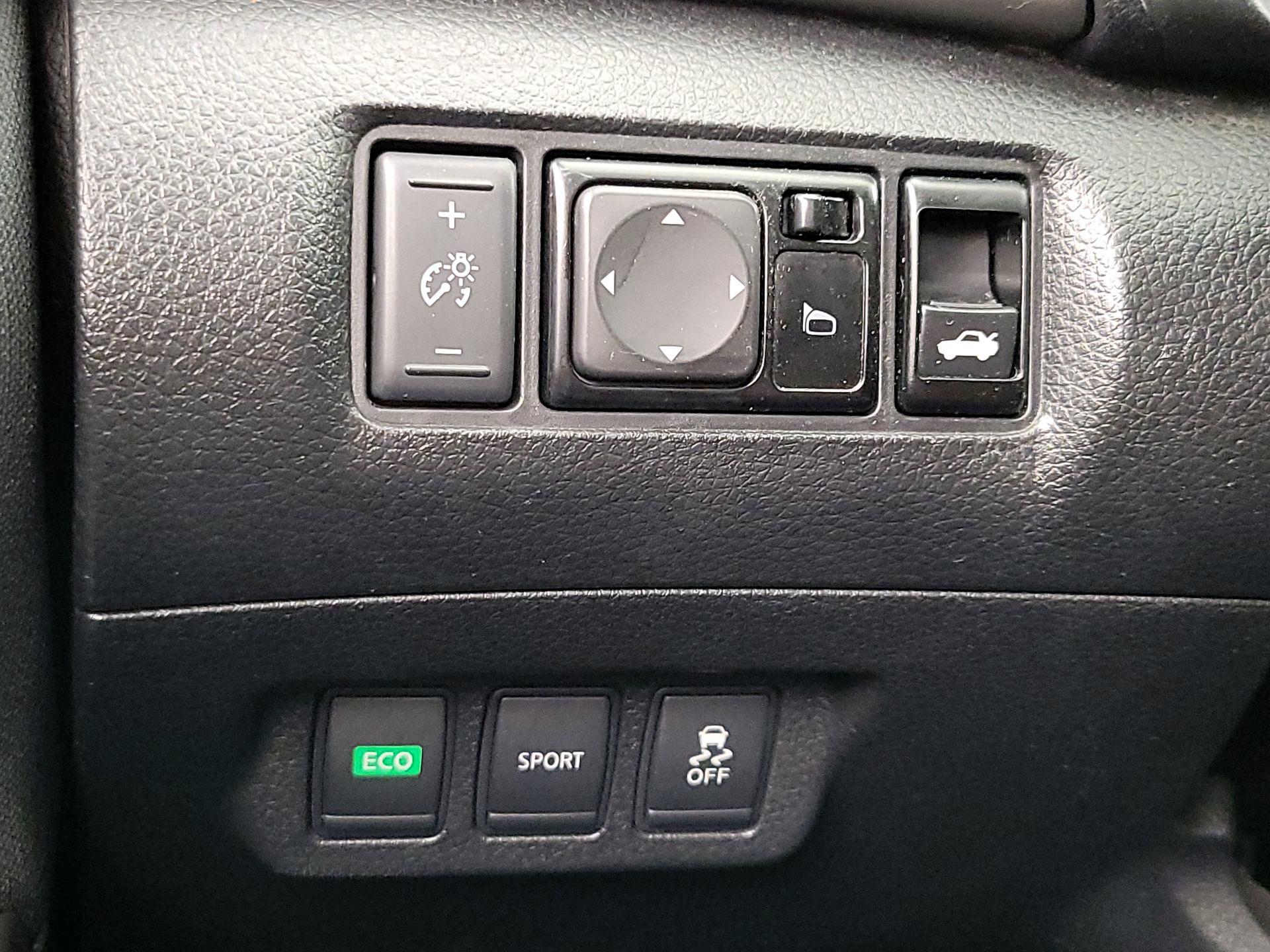 Thumbnail: 2015 Nissan Sentra - 13