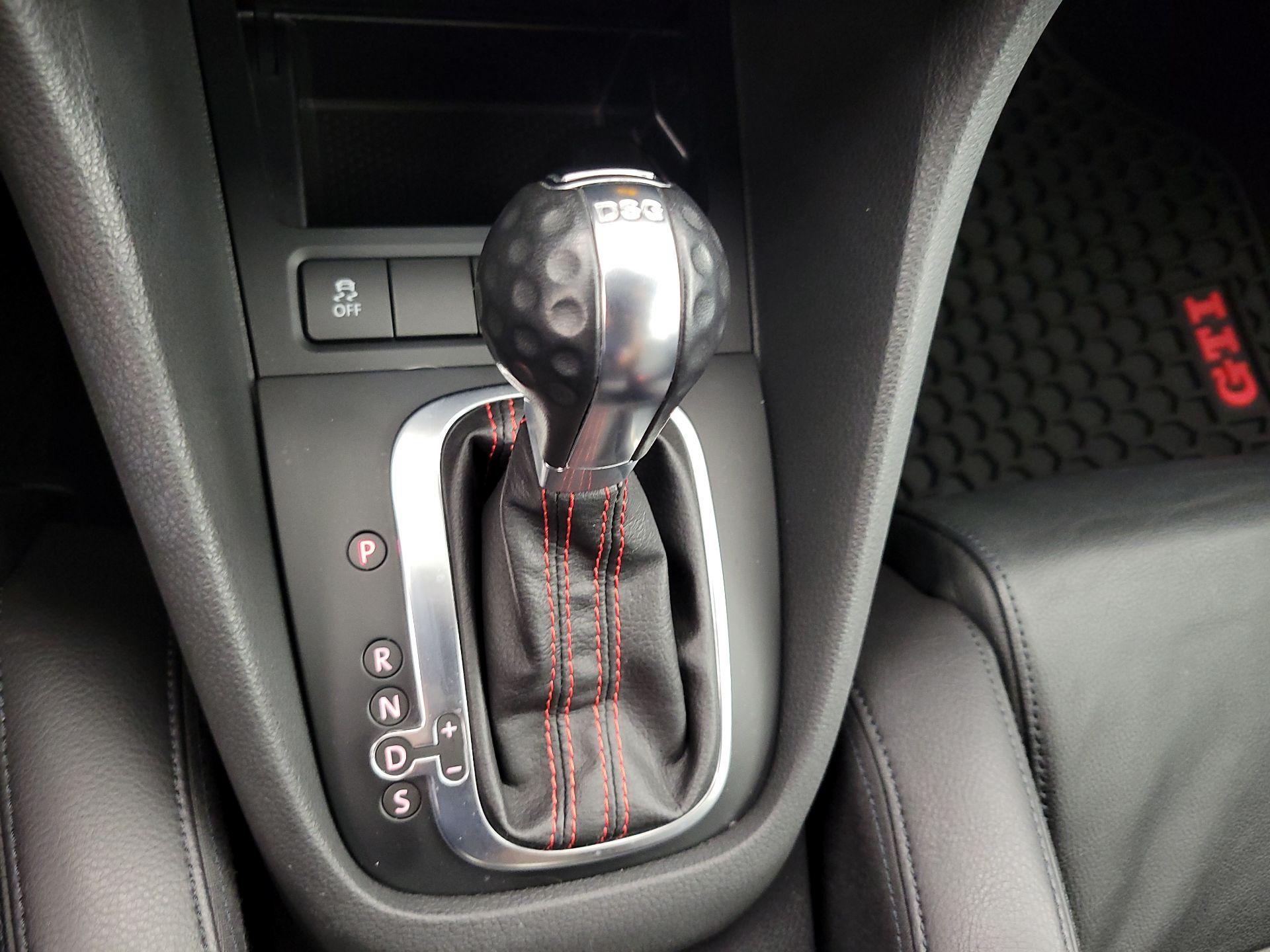 Thumbnail: 2013 Volkswagen Golf - 17