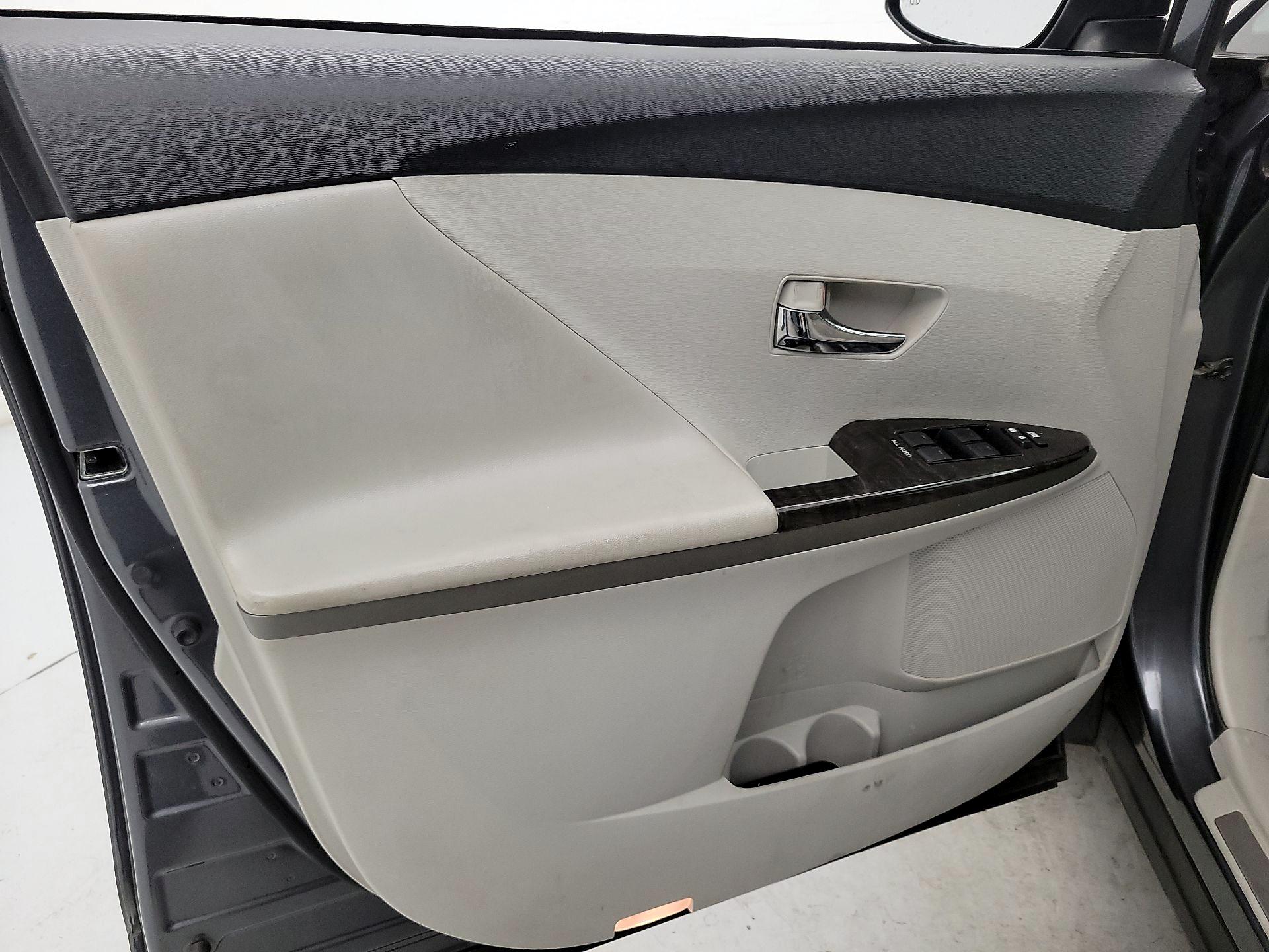 Thumbnail: 2013 Toyota Venza - 12