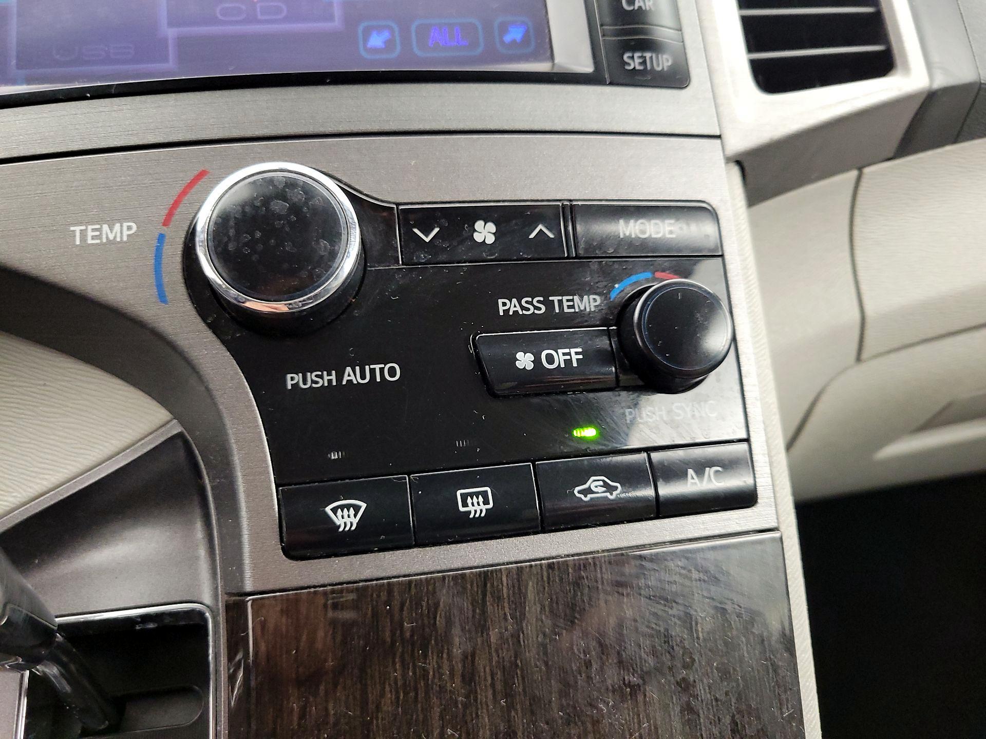 Thumbnail: 2013 Toyota Venza - 16